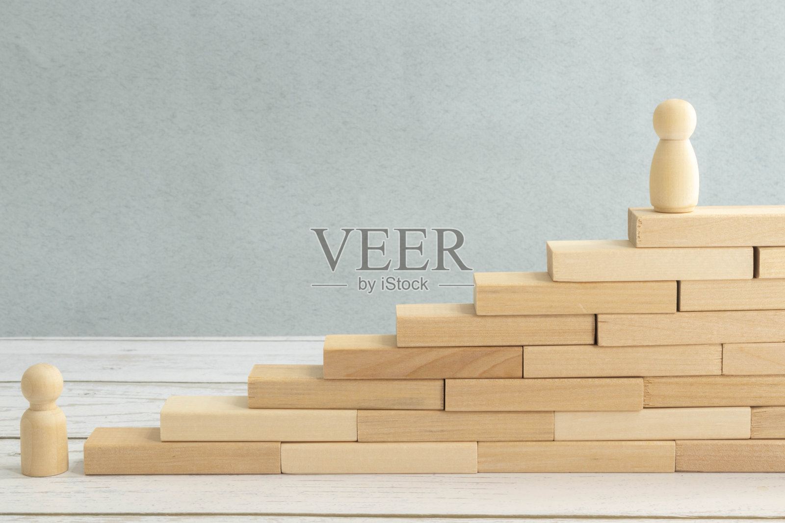 俯视图，年轻人抬起头，手臂伸展照片摄影图片