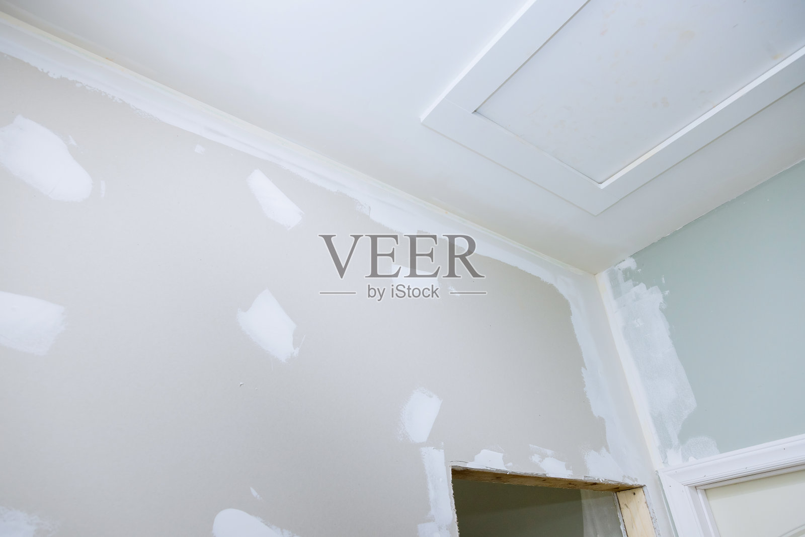 新建的房屋已经用石膏板粉刷过，现在正准备粉刷照片摄影图片