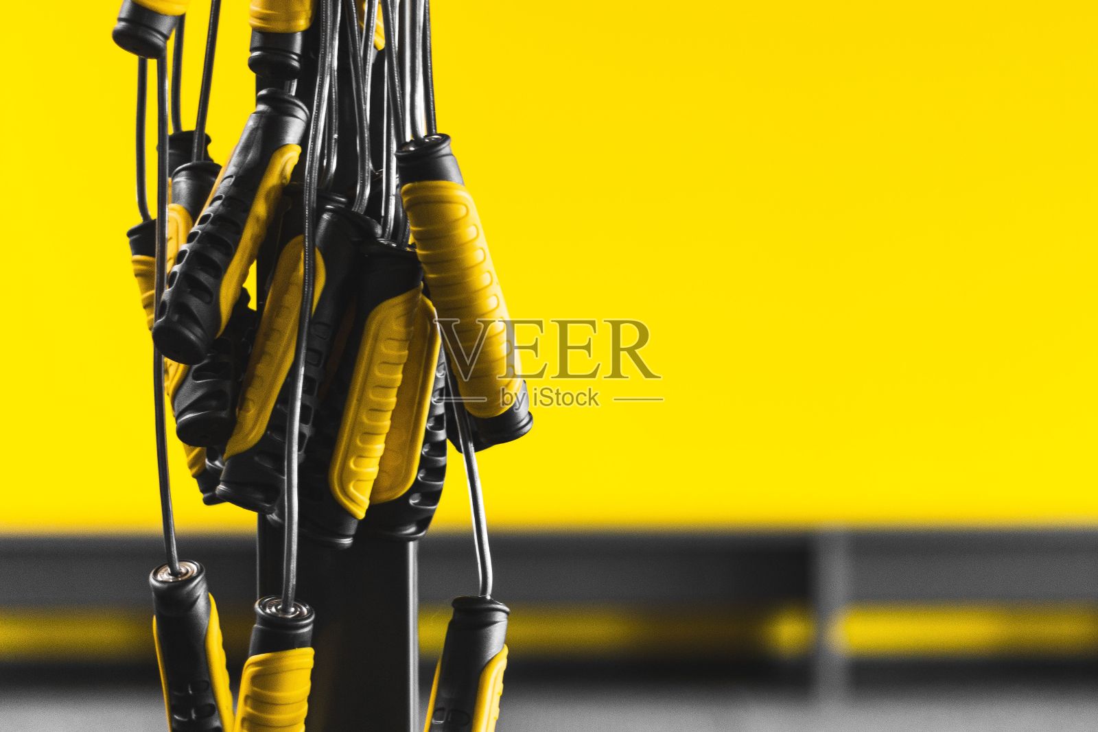 健身器材的绳子和把手的特写，突出锻炼的力量照片摄影图片