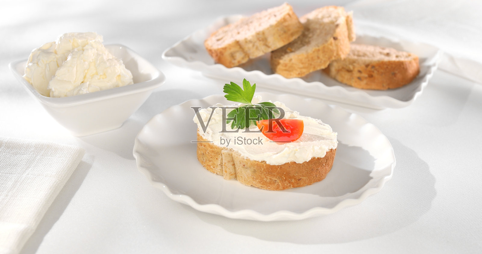 一片面包加奶油奶酪照片摄影图片