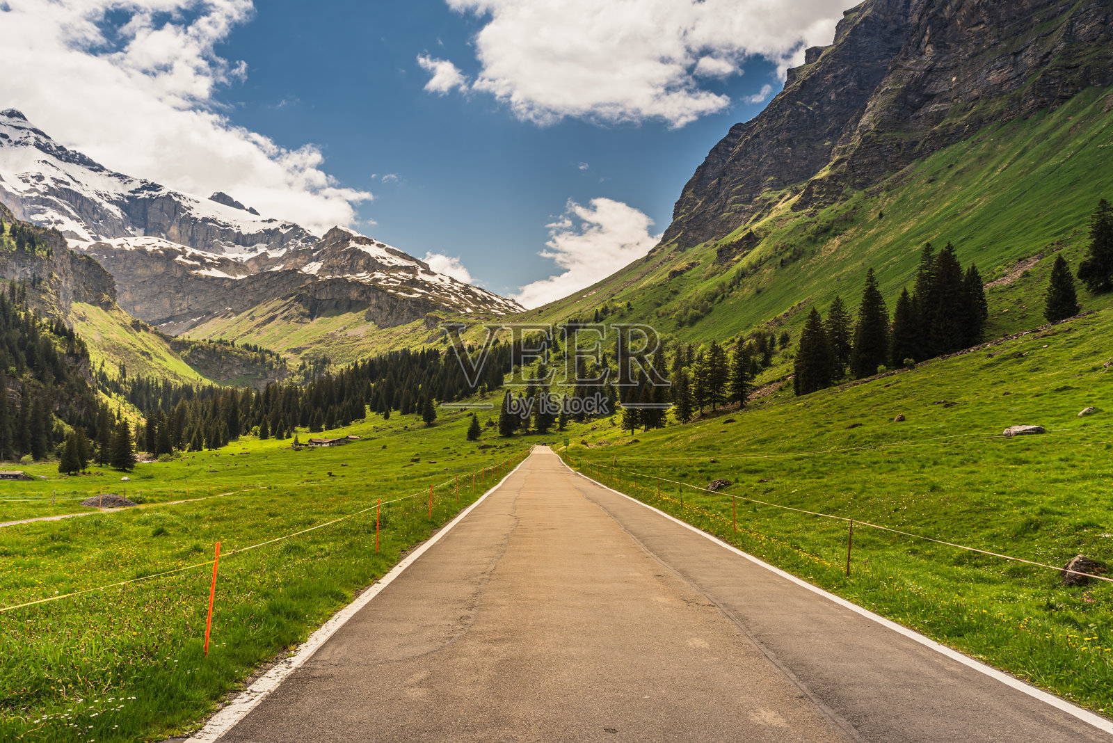 连接瑞士阿尔卑斯山区乌里州和格拉鲁斯州的克劳斯帕斯山路，斯皮林根，乌里州，瑞士照片摄影图片