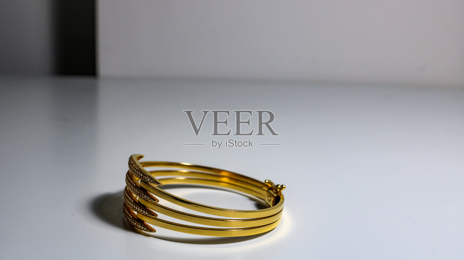 22克拉绣花土耳其金手镯照片摄影图片