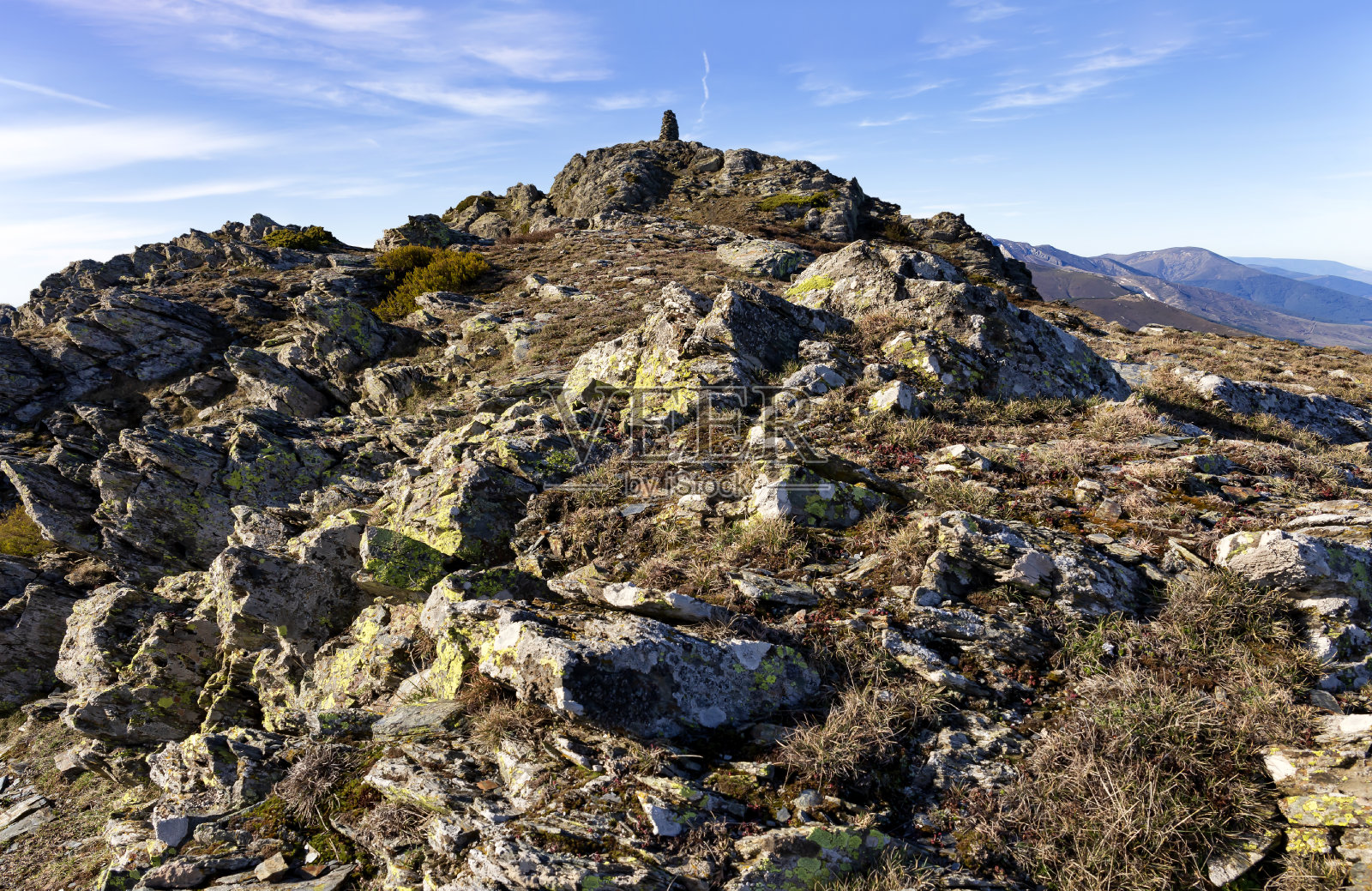 Alto del Parrejón的石头里程碑照片摄影图片
