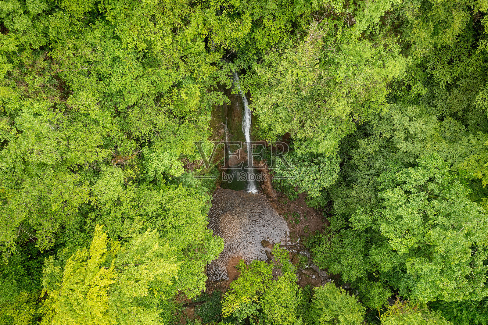 春天的布里萨罗瀑布，克罗地亚的尊贝拉克照片摄影图片