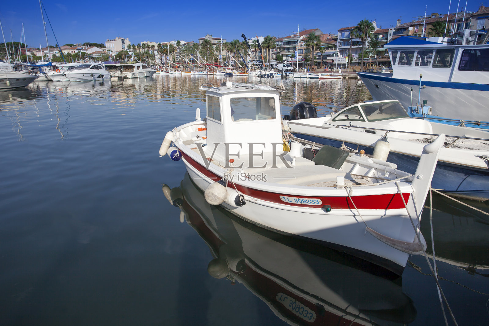 Segel-und Fischerboote im Hafen von Bandol, Alpes-Maritimes, Cote d'Azur, s<s:1> dfrankreich, Frankreich, Europa|法国南部，法国，欧洲，Alpes-Maritimes, Cote d'Azur, Bandol港口的帆船和渔船照片摄影图片