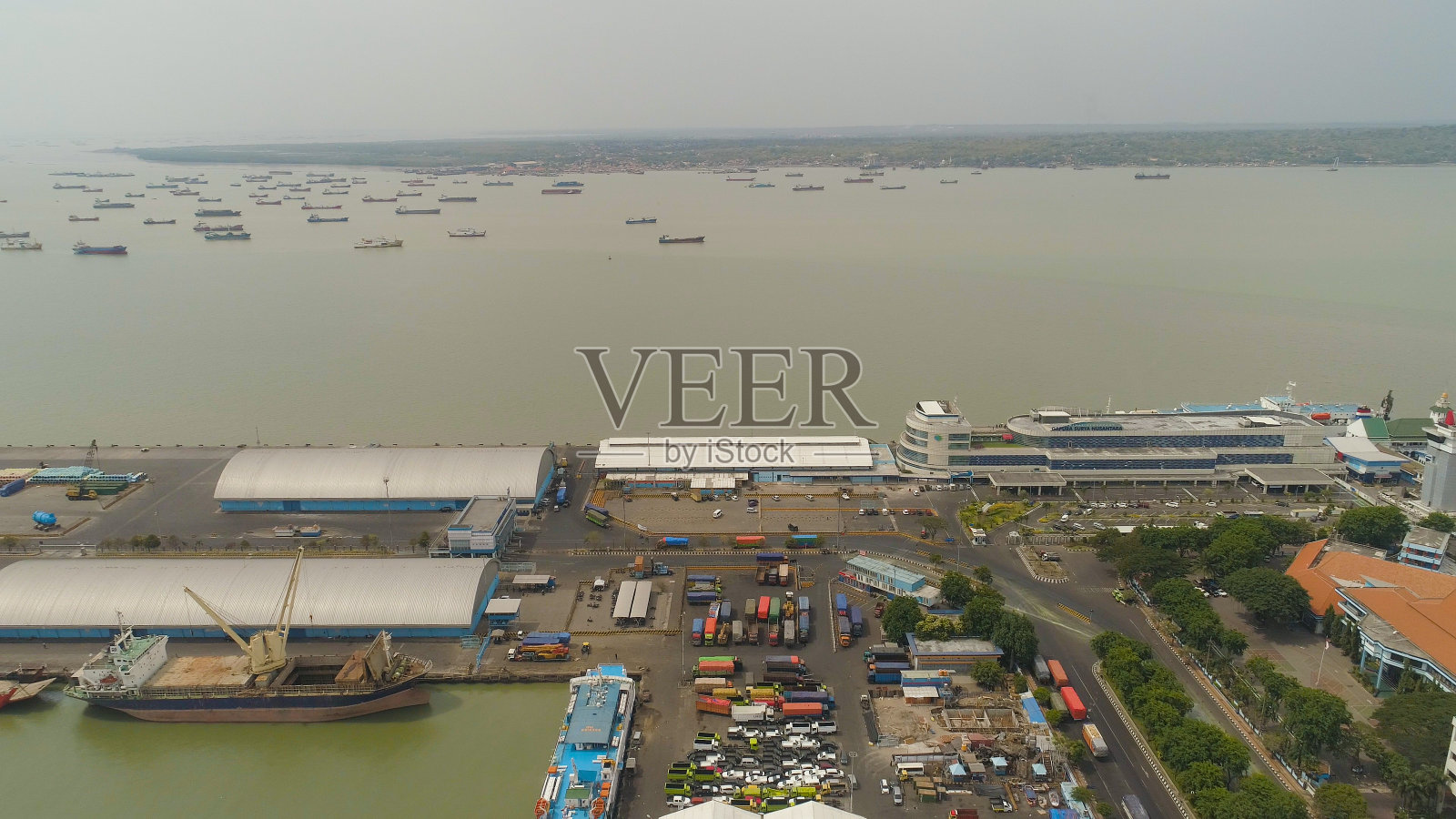 印尼爪哇泗水的货运和客运港口照片摄影图片