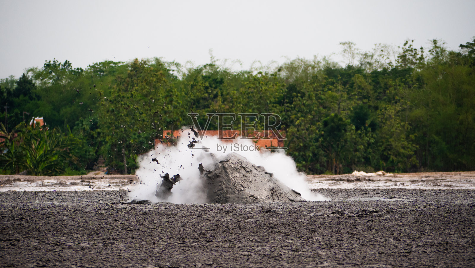 泥火山Bledug Kuwu，印度尼西亚照片摄影图片