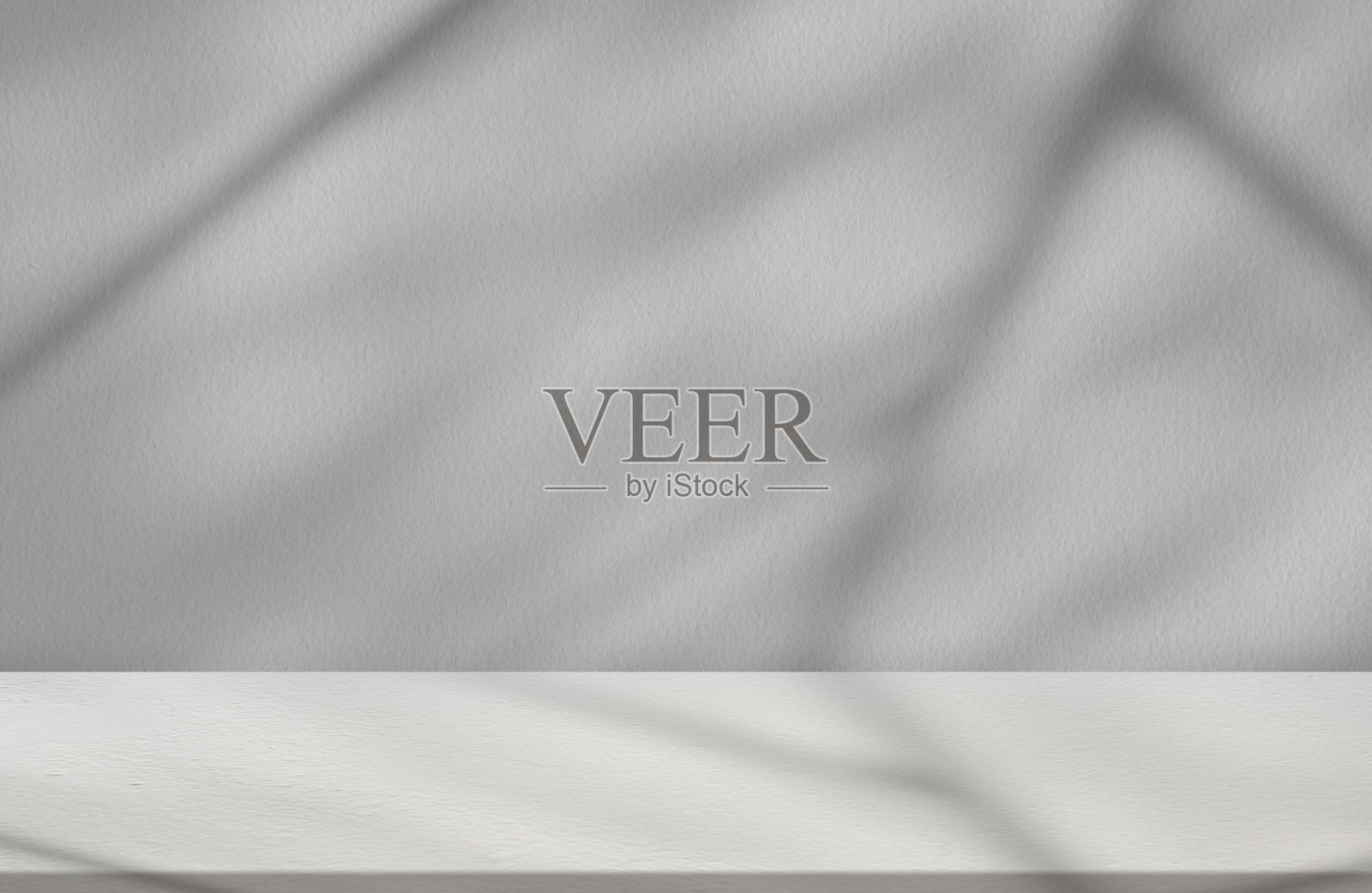 混凝土墙纹理背景与阴影线在白色水泥地板上，空灰色工作室背景与阳光反射在桌面上，化妆品展示礼物的模型背景横幅照片摄影图片