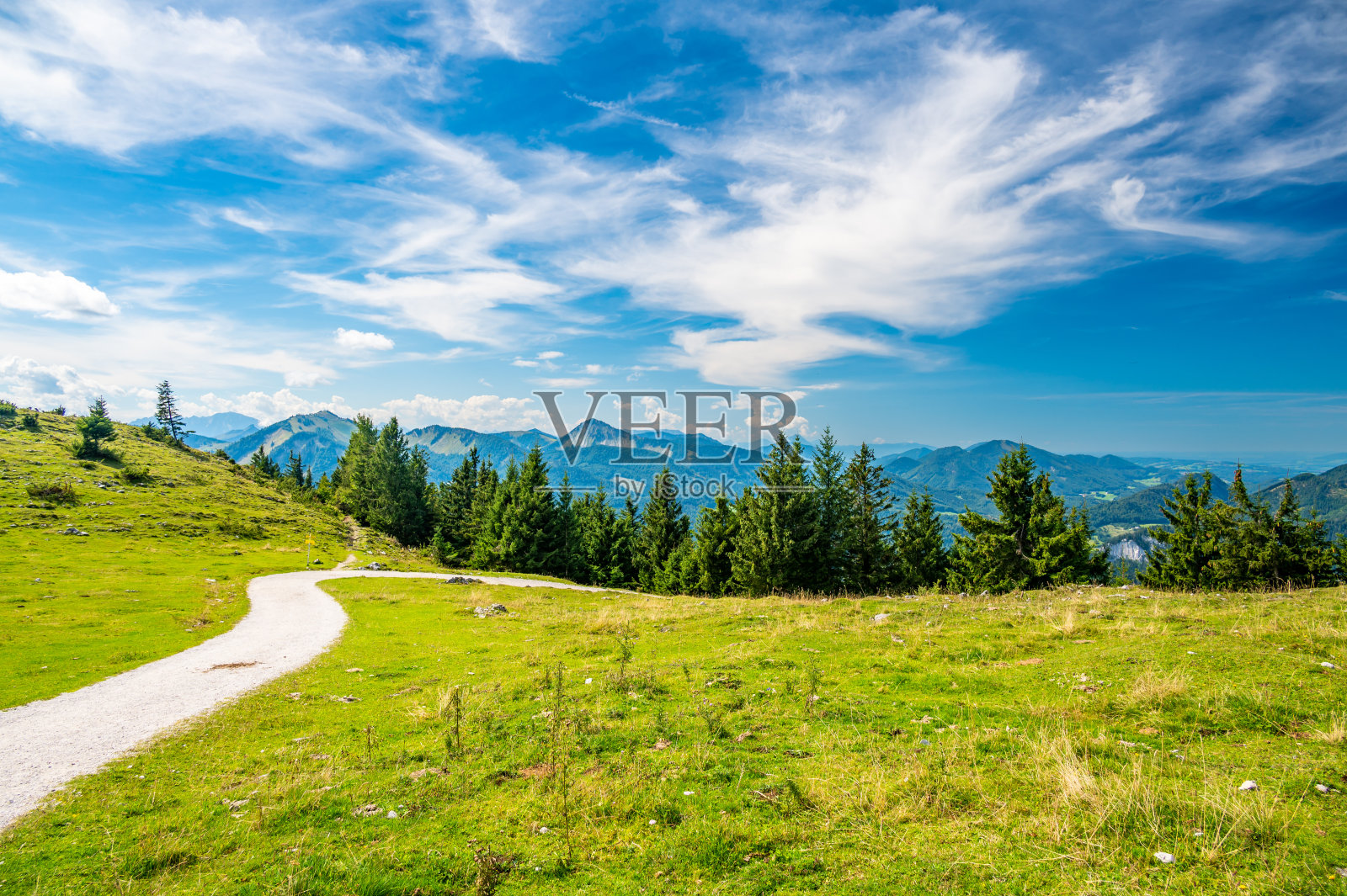 在奥地利的沙夫贝格山上徒步旅行。萨尔茨卡默古特的圣沃尔夫冈在周一湖(月亮湖，月亮)上创作的沙夫堡。上奥地利(奥地利帝国)，萨尔茨堡。照片摄影图片