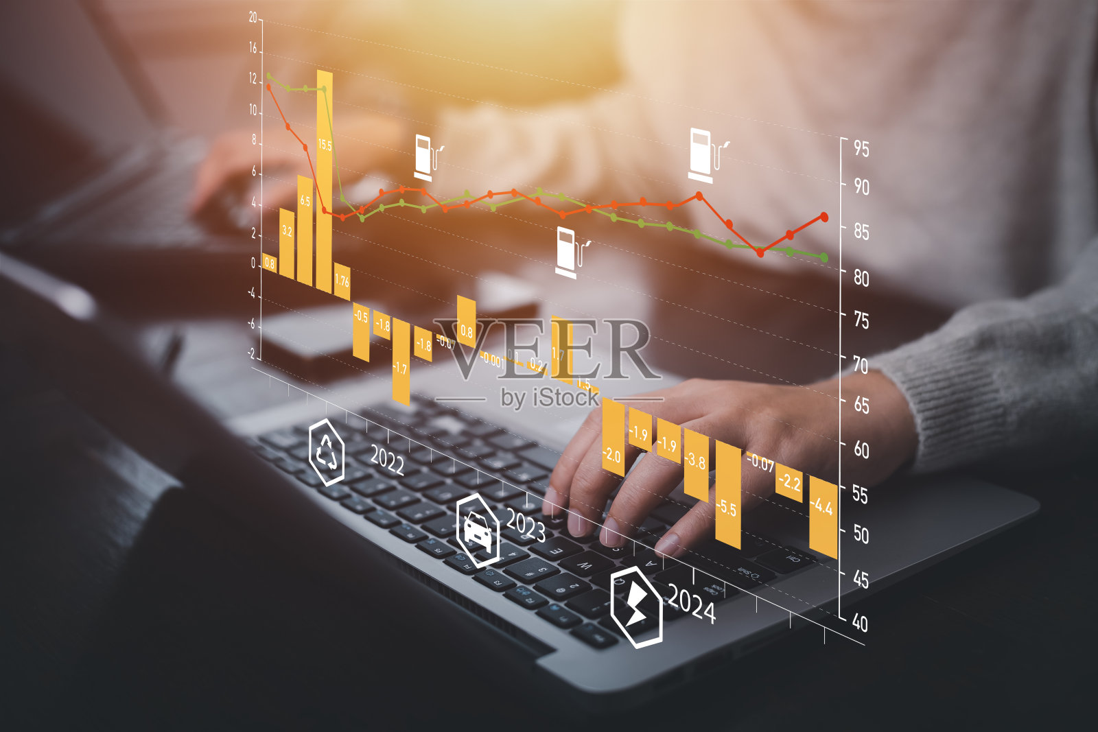 2022-2024年世界市场石油能源图，对经济概念的影响，油站油价下滑的手触图，油价波动和外汇交易。照片摄影图片