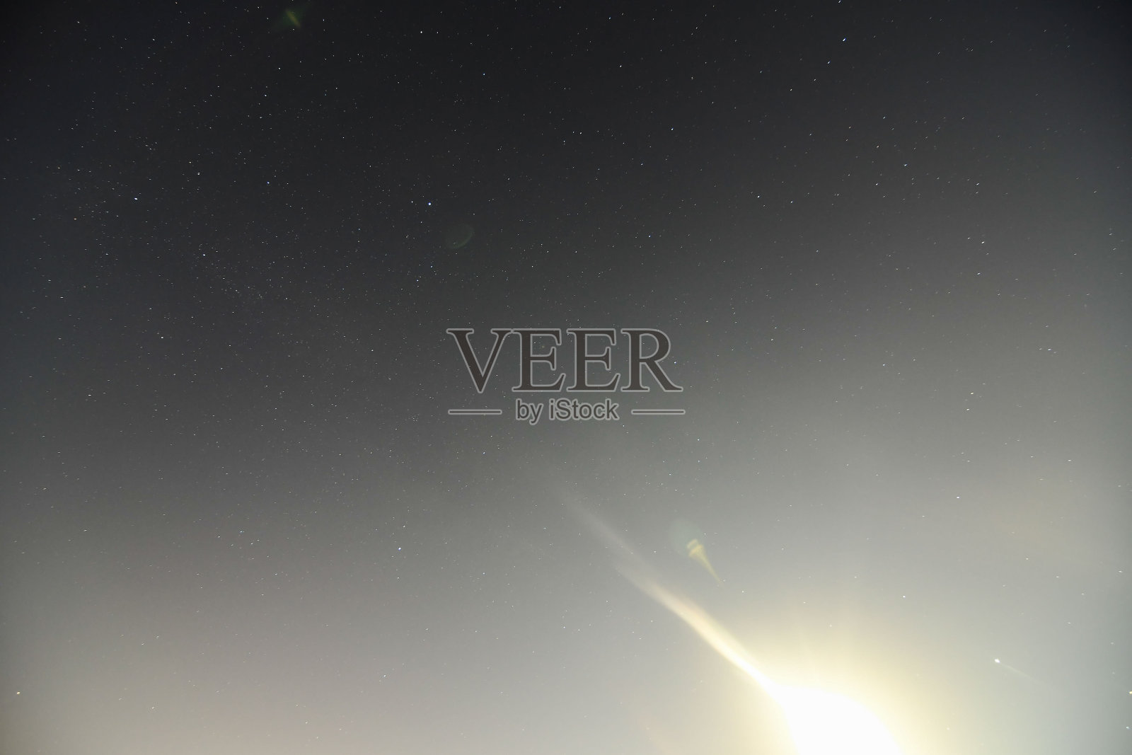 西班牙皮埃拉格斯桑坦德，阿尼亚海滩上的夜空照片摄影图片