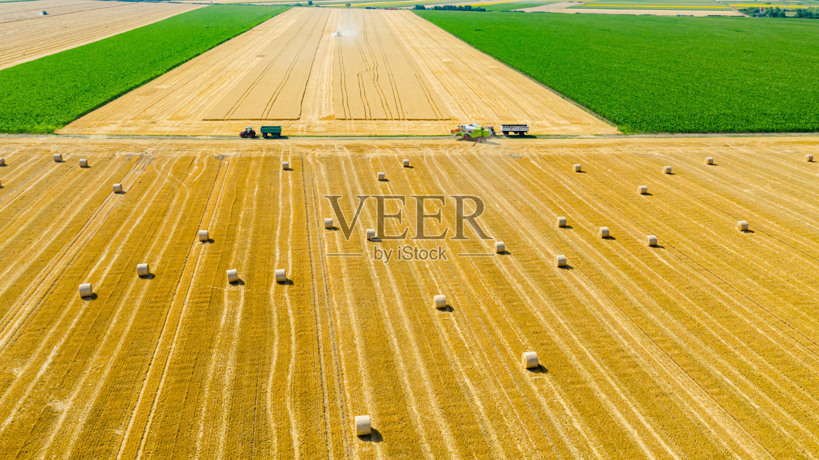 鸟瞰图上的农业领域在收获的时间，季节，圆捆稻草在收获的田地照片摄影图片