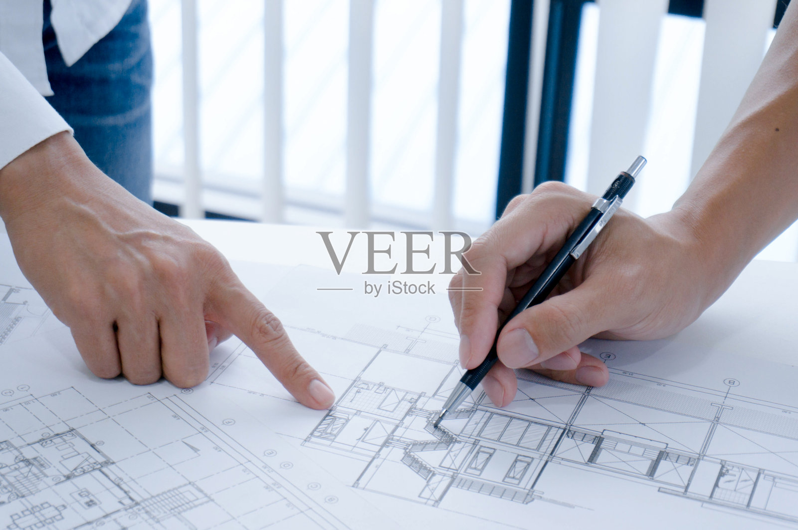 同事室内设计师企业成就规划设计蓝图团队合作理念与指南针。照片摄影图片