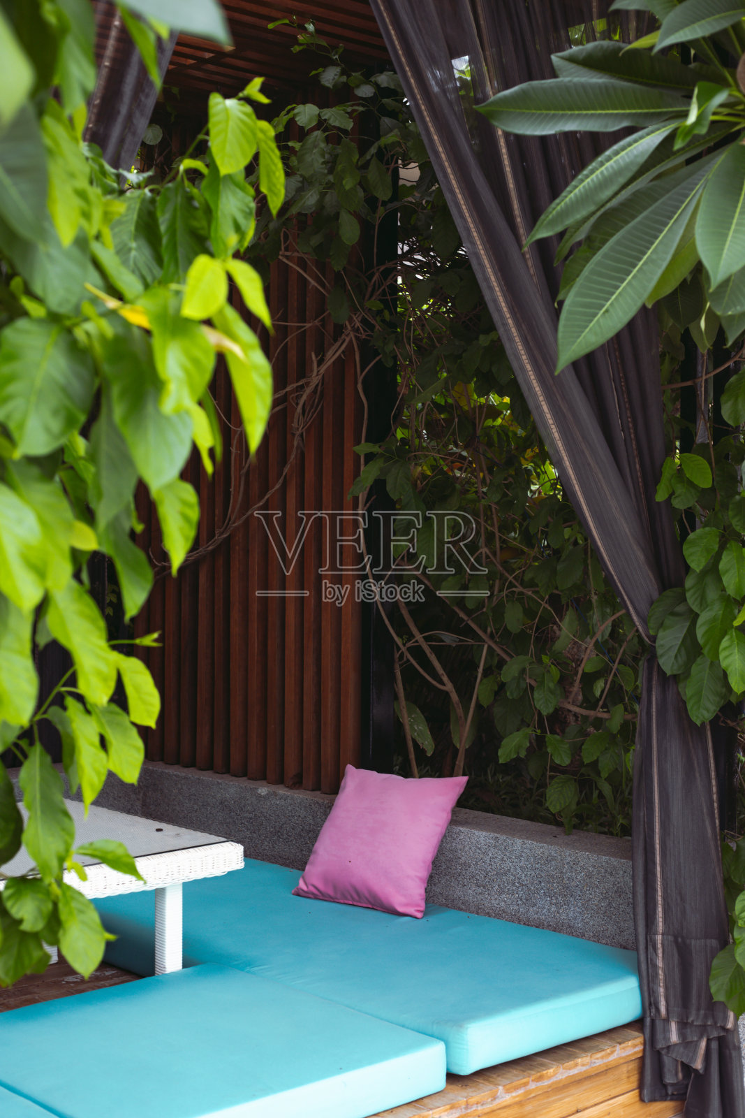 年轻的亚洲美女在温泉度假村的游泳池放松。照片摄影图片