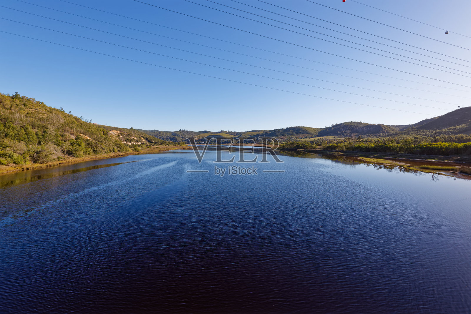 在一个完全平静的时刻，俯瞰克尼斯纳河，水面反射出美丽的倒影。照片摄影图片