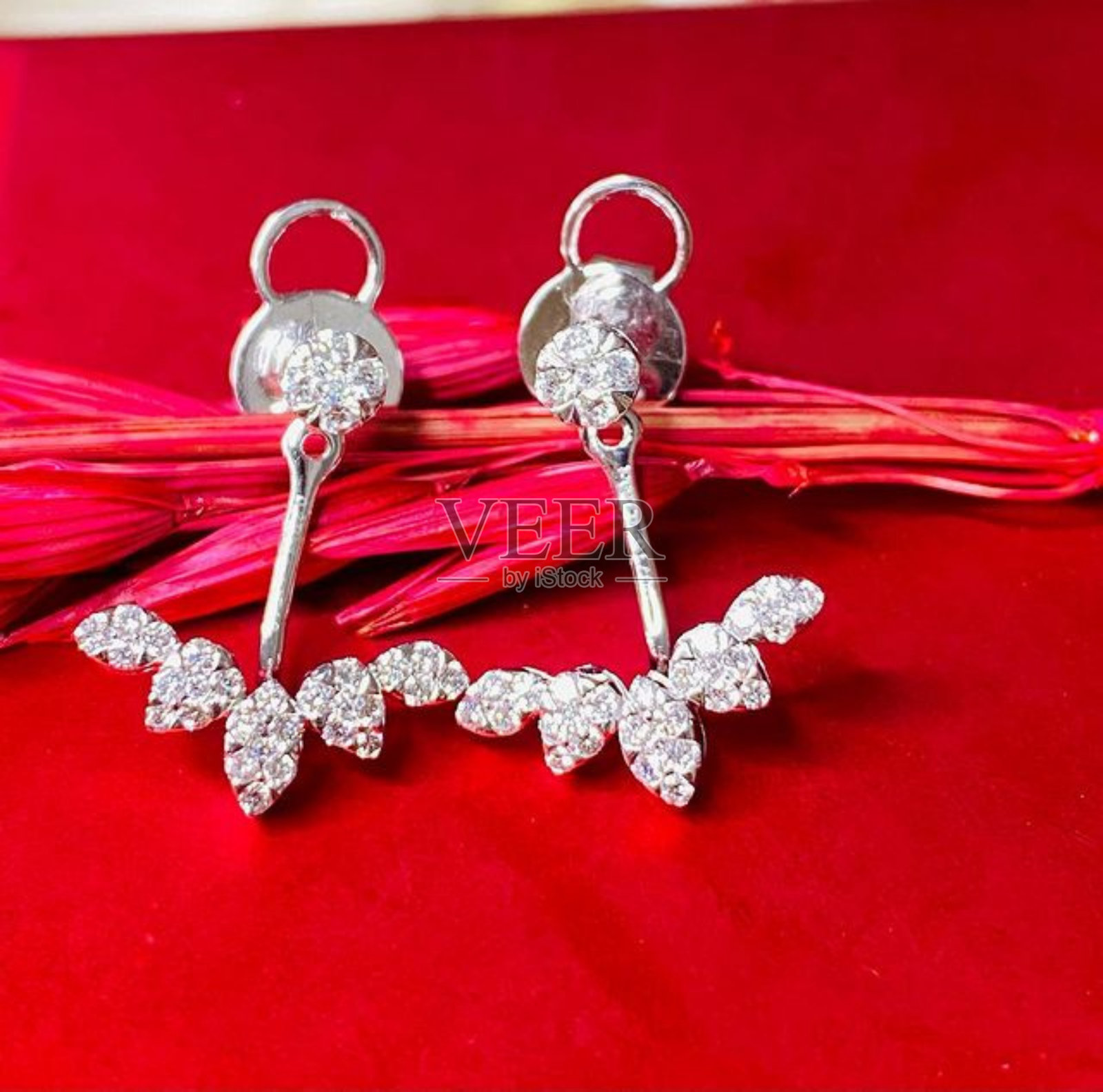 豪华钻石首饰，戒指，耳环，项链，手链照片摄影图片