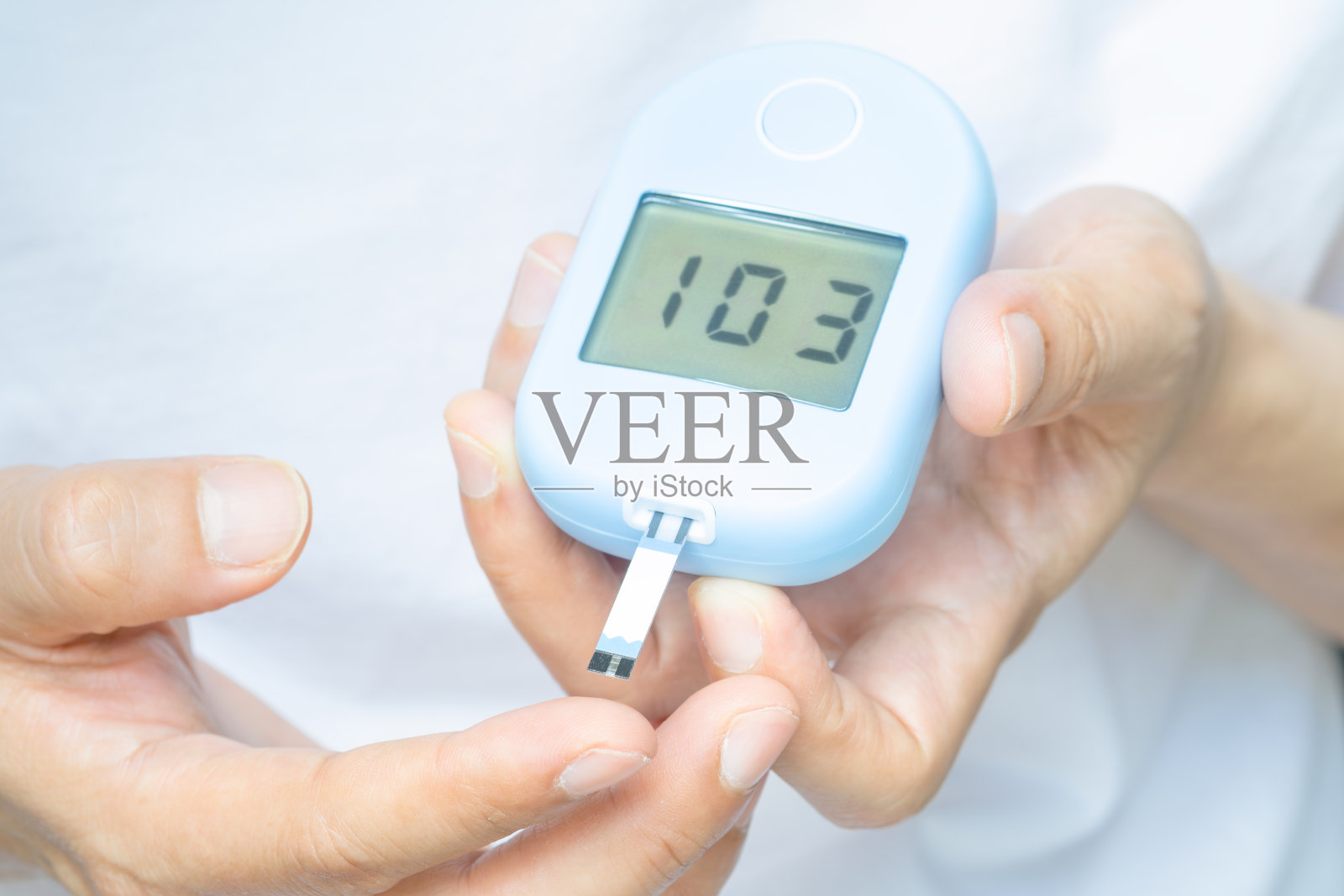 人们的手检查糖尿病和高血糖监测仪与数字压力表。医疗保健和医疗概念。照片摄影图片