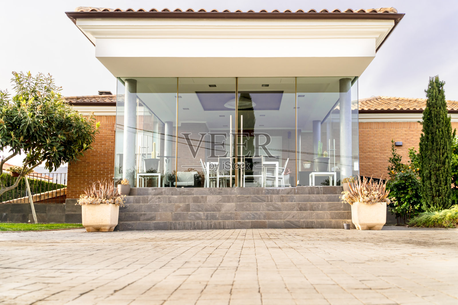 靠近门廊和花园的房屋入口低角度视图照片摄影图片