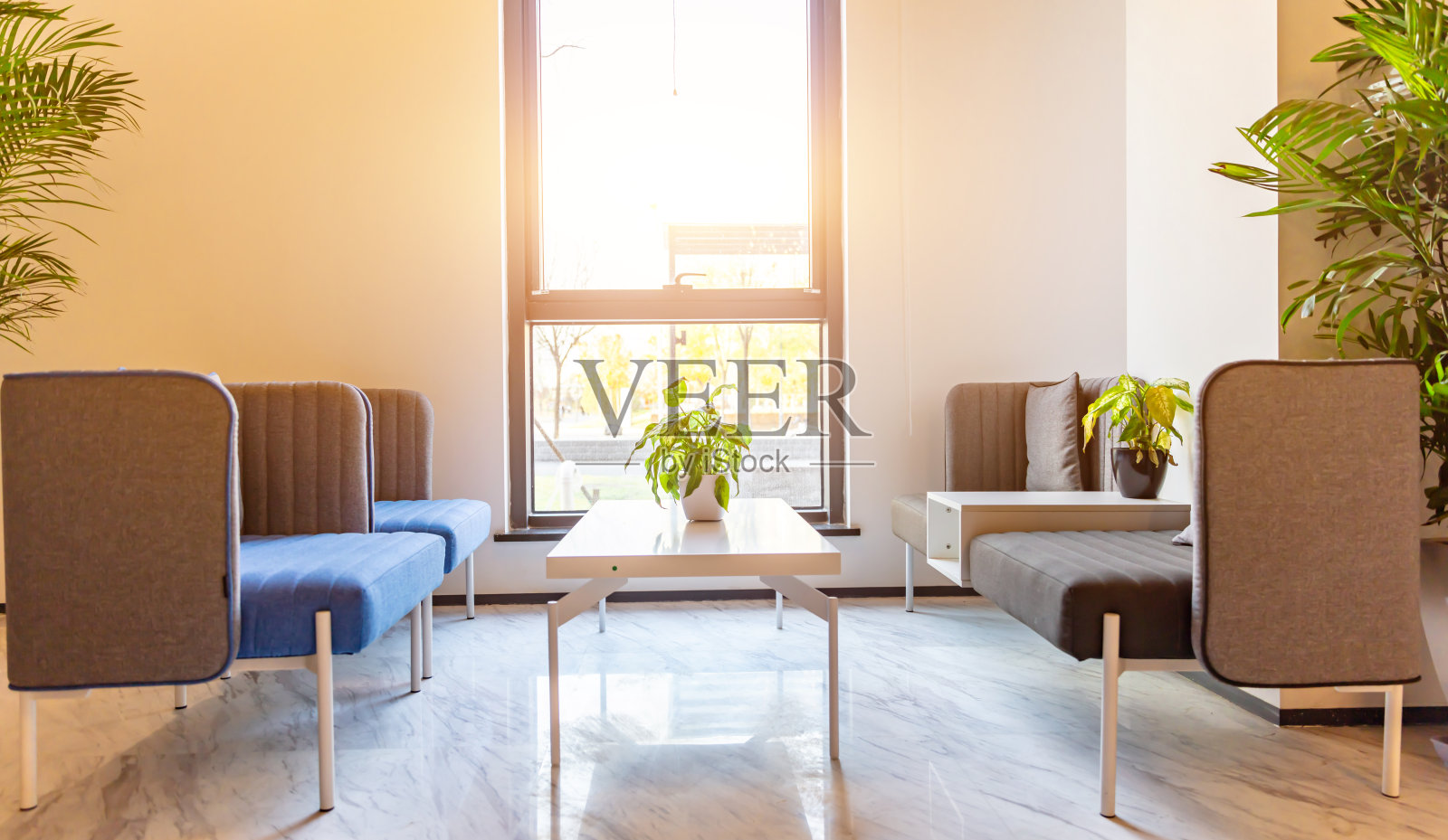 现代公司接待处的等候区，宽敞明亮，配有舒适的沙发照片摄影图片