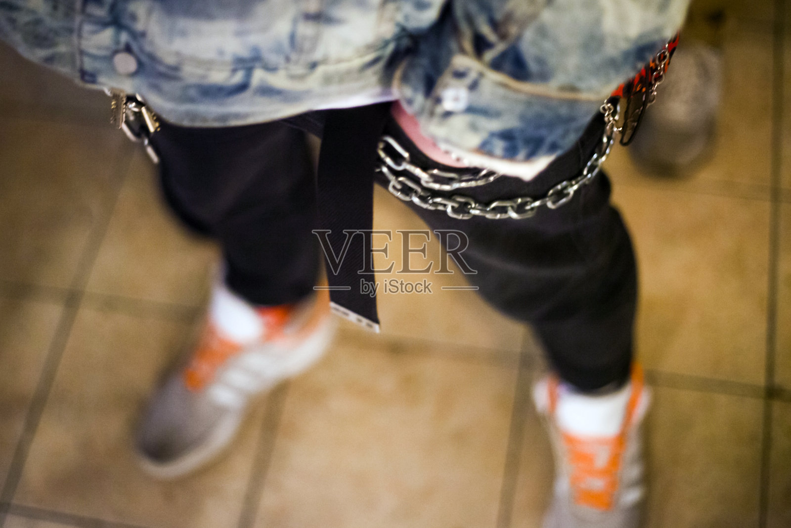 男人穿着时髦的衣服。照片摄影图片