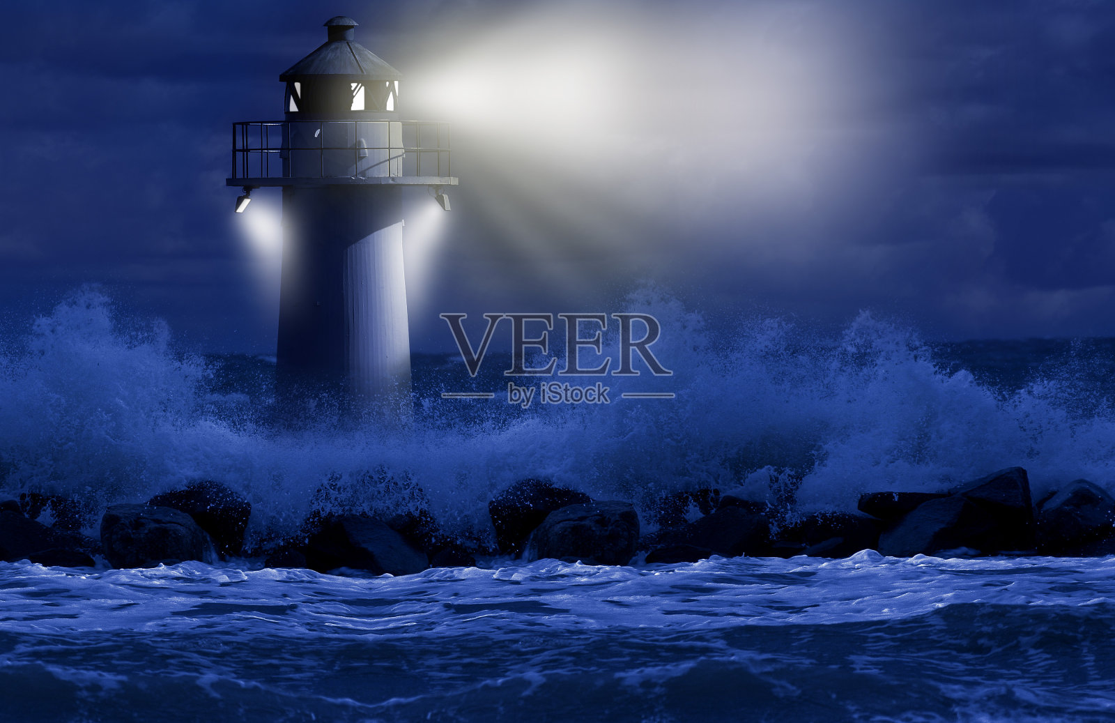 黑暗中的光。照片摄影图片