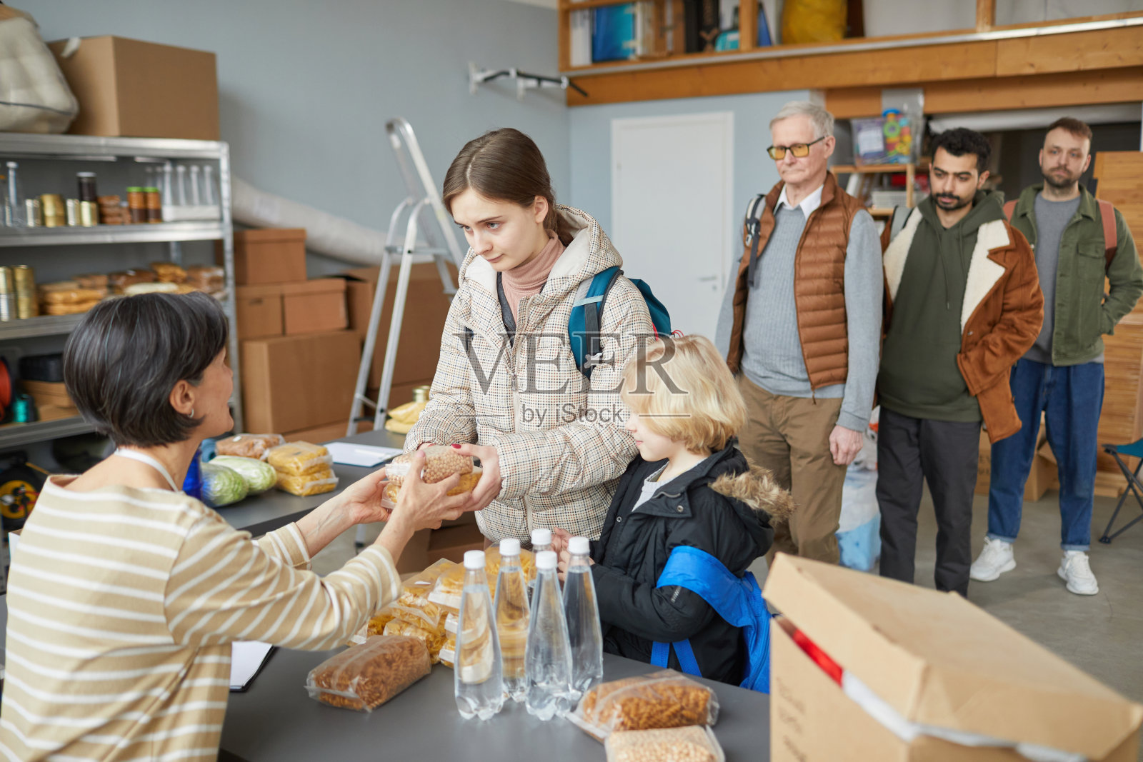 志愿者帮助难民避难所的人们照片摄影图片
