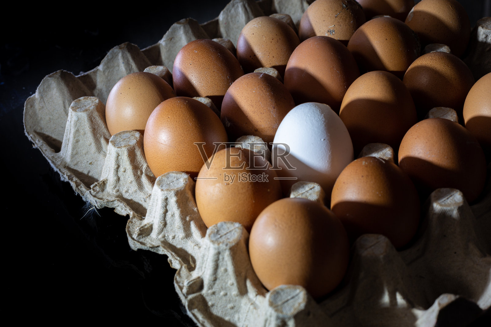 我妈妈在厨房里……照片摄影图片