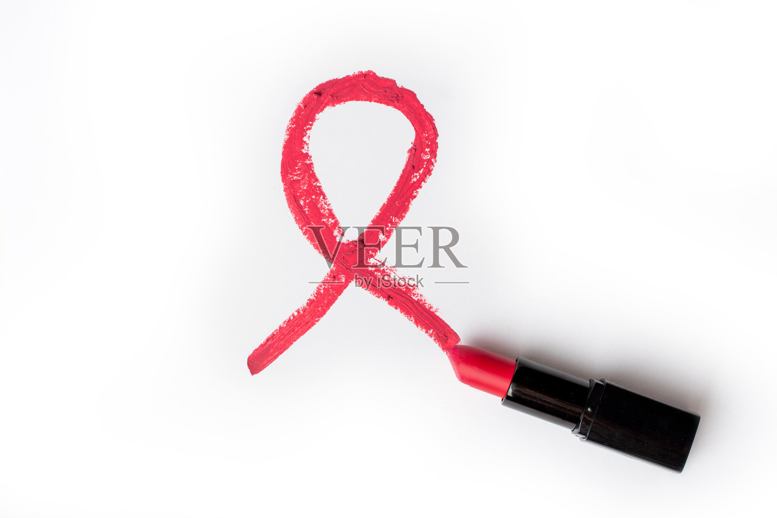 用松鼠口红画的乳腺癌标志。粉红色的丝带象征着患有乳房肿瘤的女性照片摄影图片