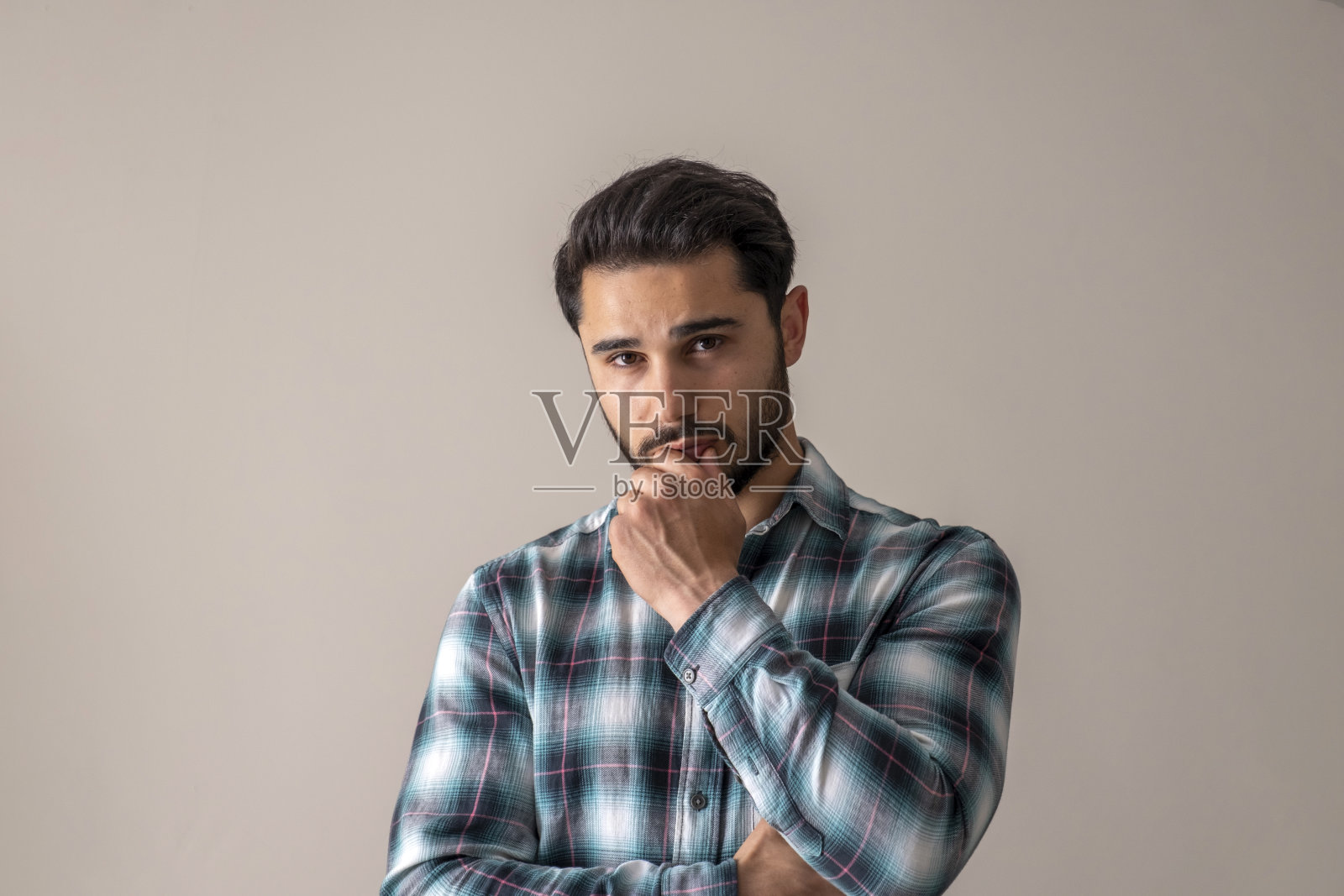 年轻男人手托下巴思考照片摄影图片