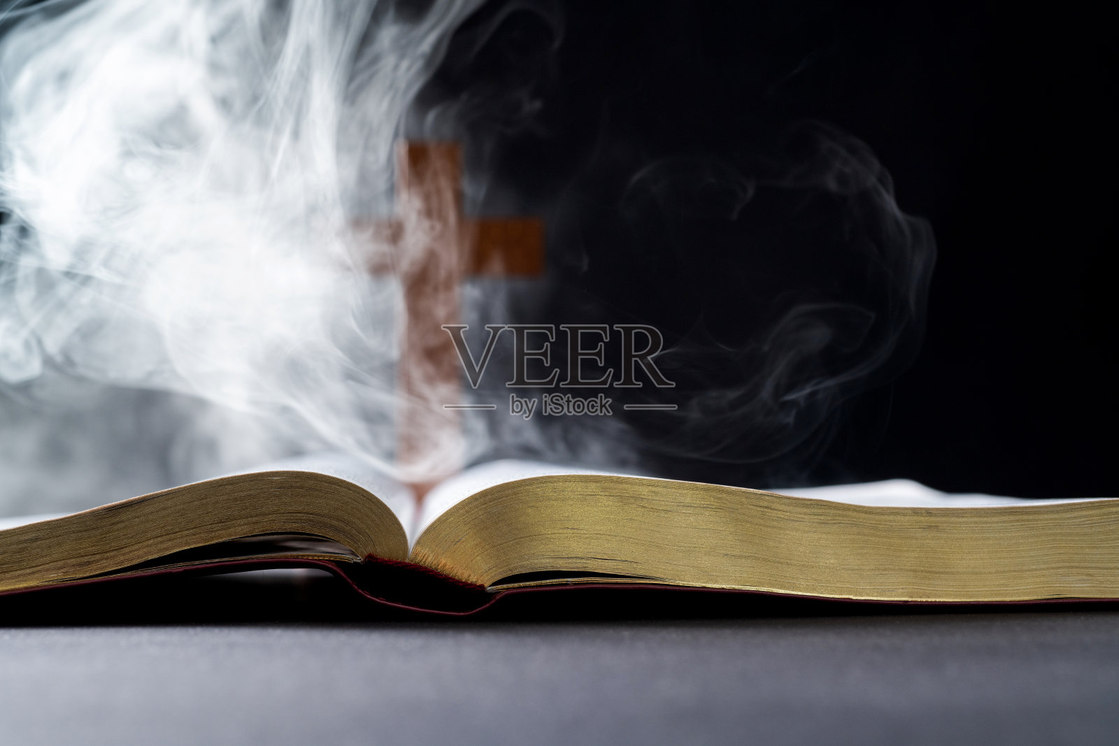 木制十字架和烟熏圣经照片摄影图片