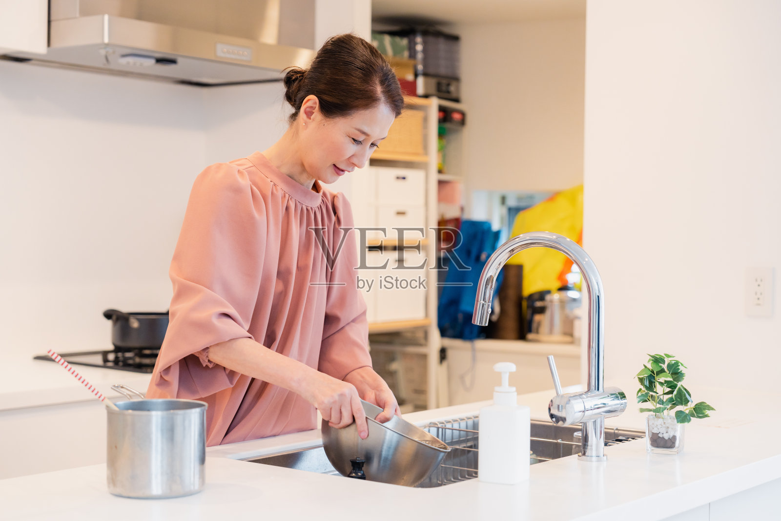 一位年长的妇女在厨房做饭照片摄影图片