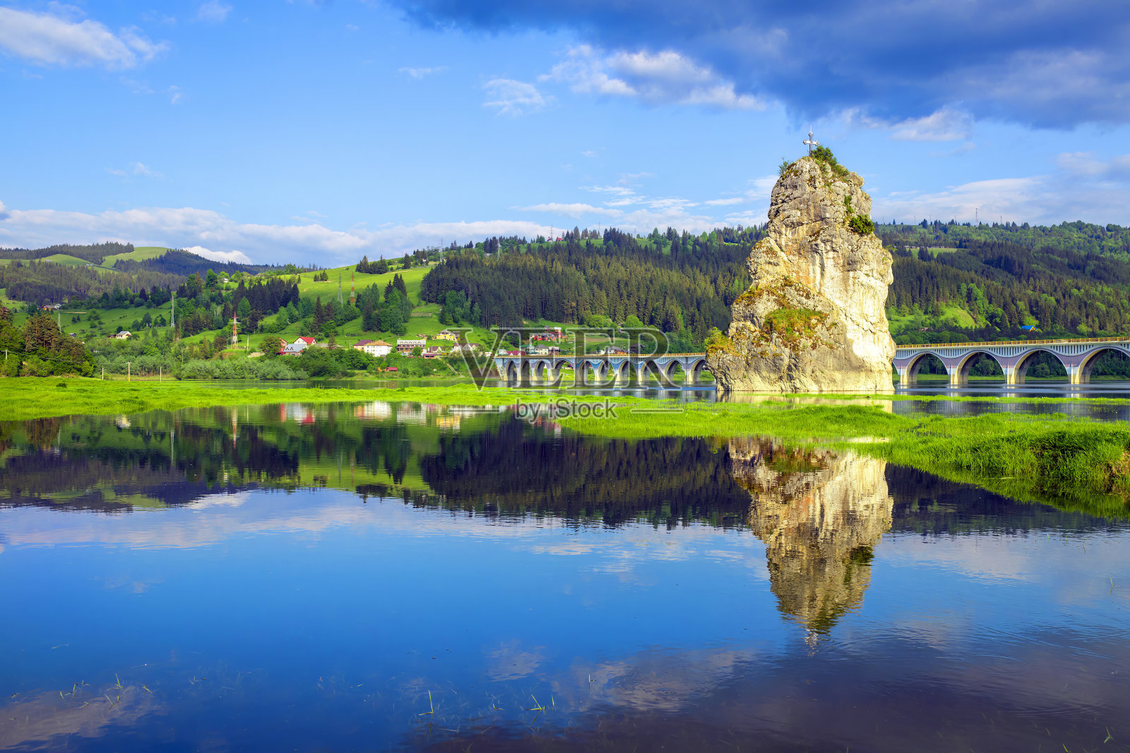 Piatra Teiului石灰石和Bicaz湖高架桥，罗马尼亚照片摄影图片