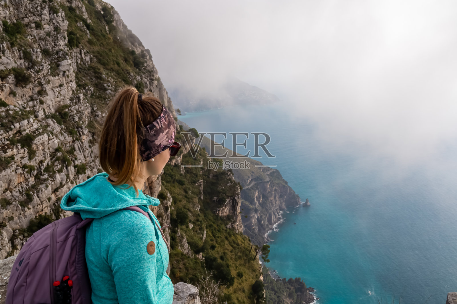 波西塔诺——意大利坎帕尼亚萨莱诺省阿马尔菲海岸沿海道路的鸟瞰图照片摄影图片