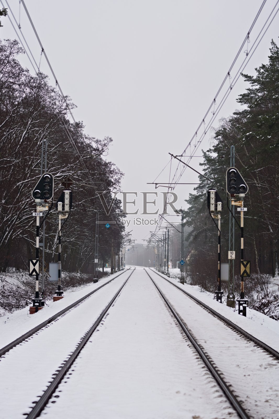 雪地里的一些铁轨上没有人照片摄影图片
