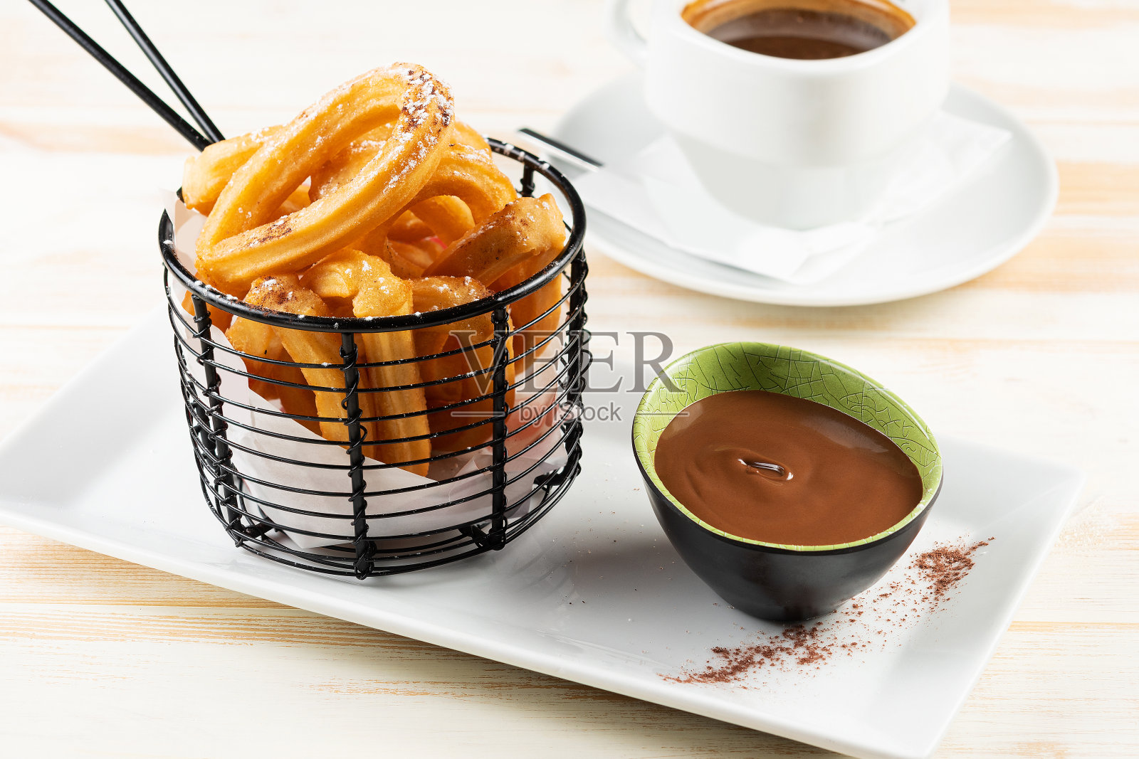 白色木制背景上的巧克力糖浆和咖啡甜点。新鲜的早餐。照片摄影图片