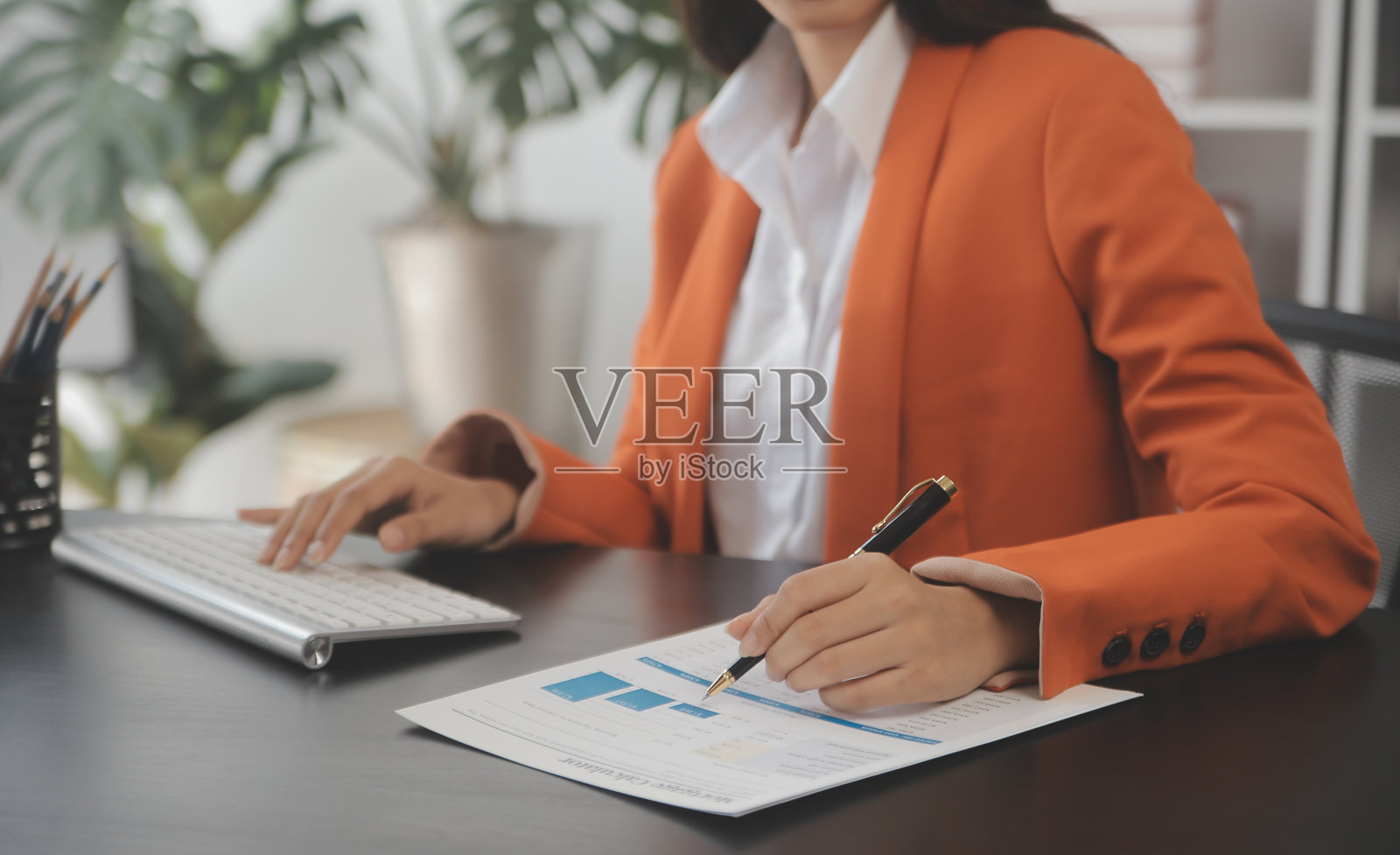 亚洲商业女性使用计算器和笔记本电脑在办公桌旁做数学、金融、税务、报告、会计、统计和分析研究概念照片摄影图片