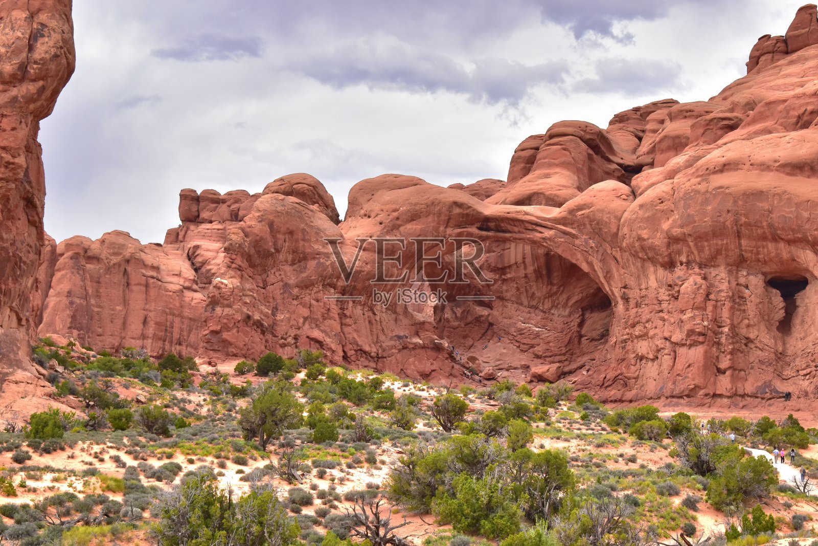 犹他州拱门国家公园，红岩蓝天白云双拱门照片摄影图片