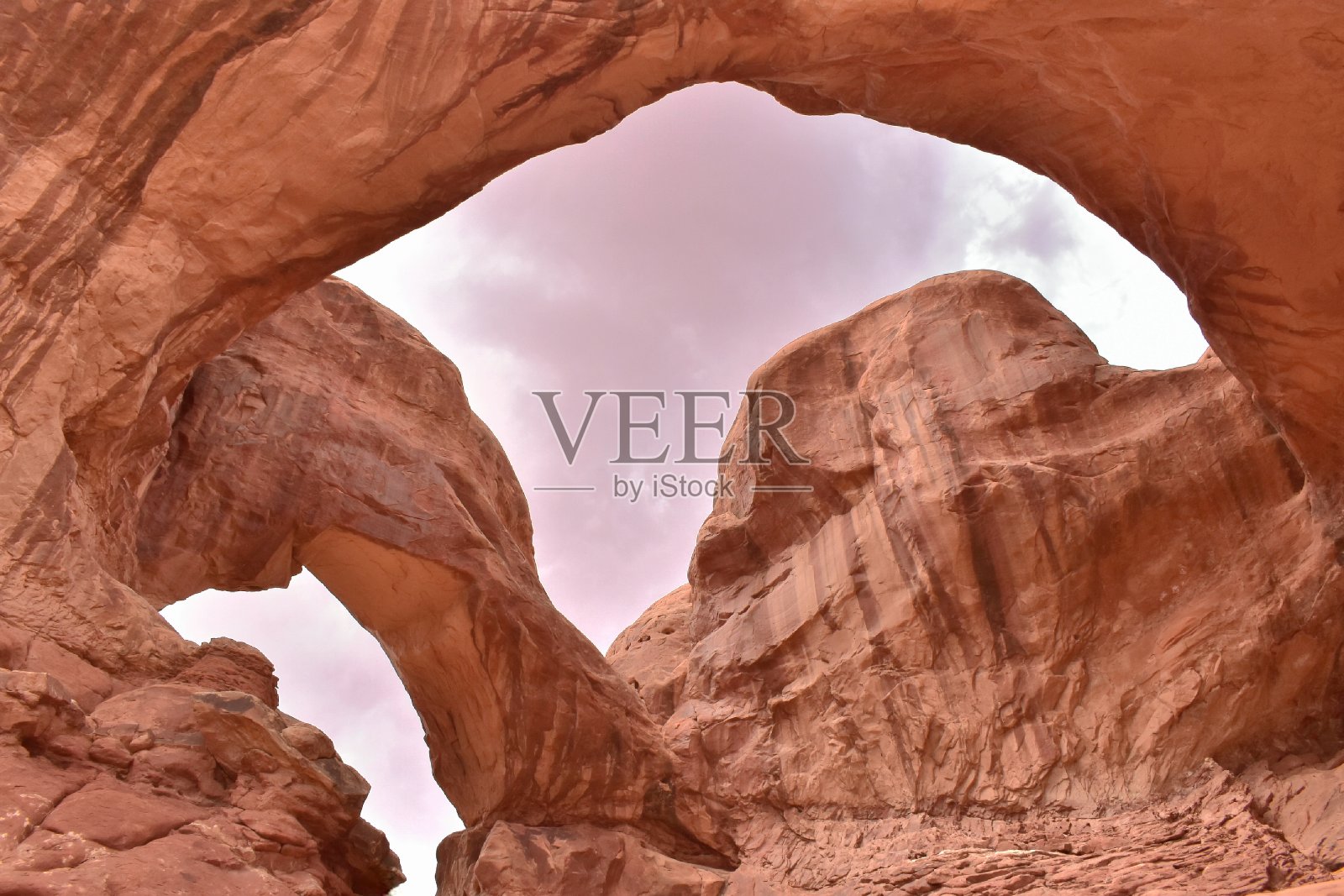 犹他州拱门国家公园，红岩蓝天白云双拱门照片摄影图片