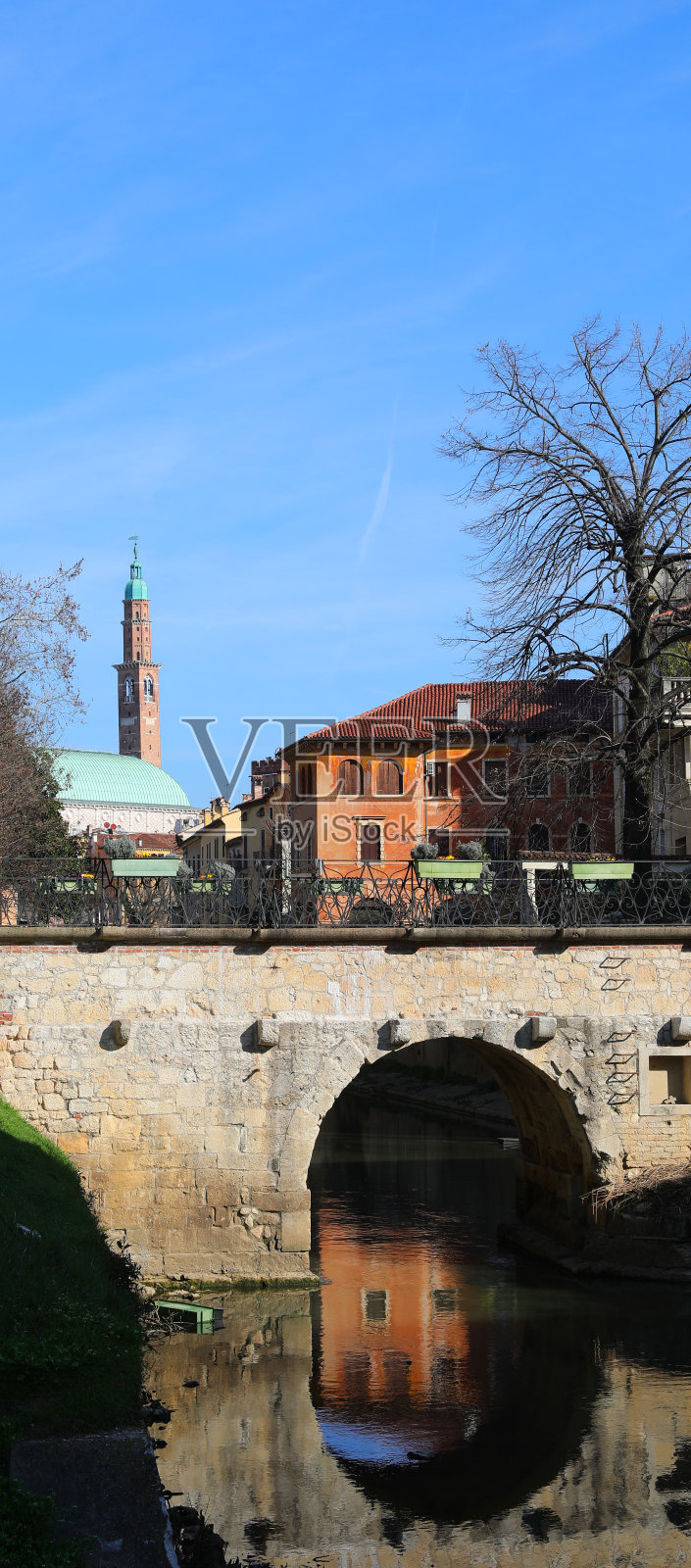 意大利维琴察镇的古桥PONTE FURO和帕拉迪亚纳大教堂纪念碑照片摄影图片