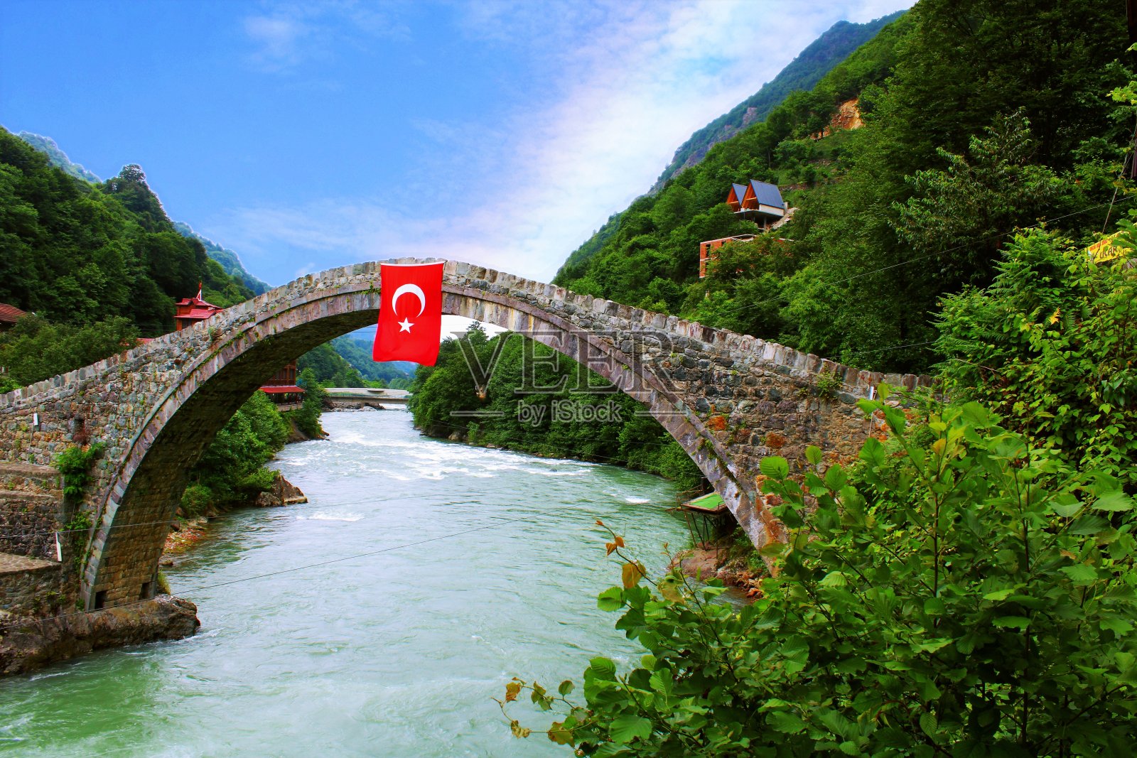 河上的桥。有历史意义的石桥横跨小溪。街头舞魂,土耳其照片摄影图片