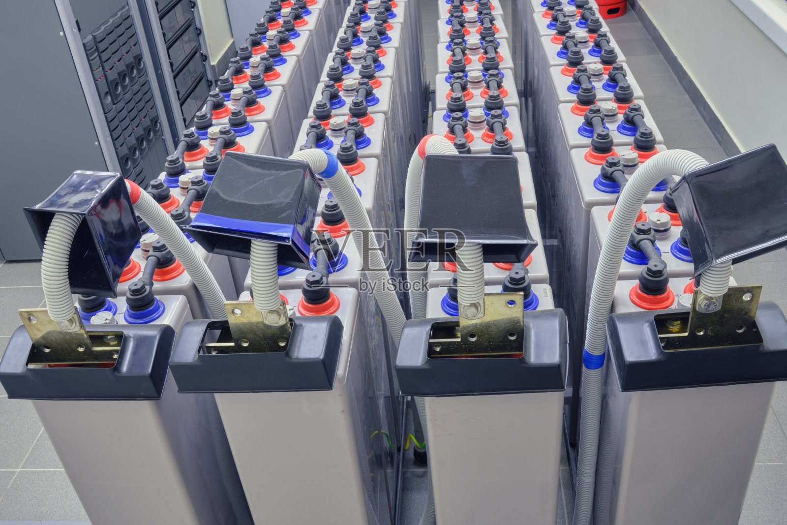 在紧急情况下，UPS电池系统将在无人值守的情况下保持服务器中心正常运行。照片摄影图片