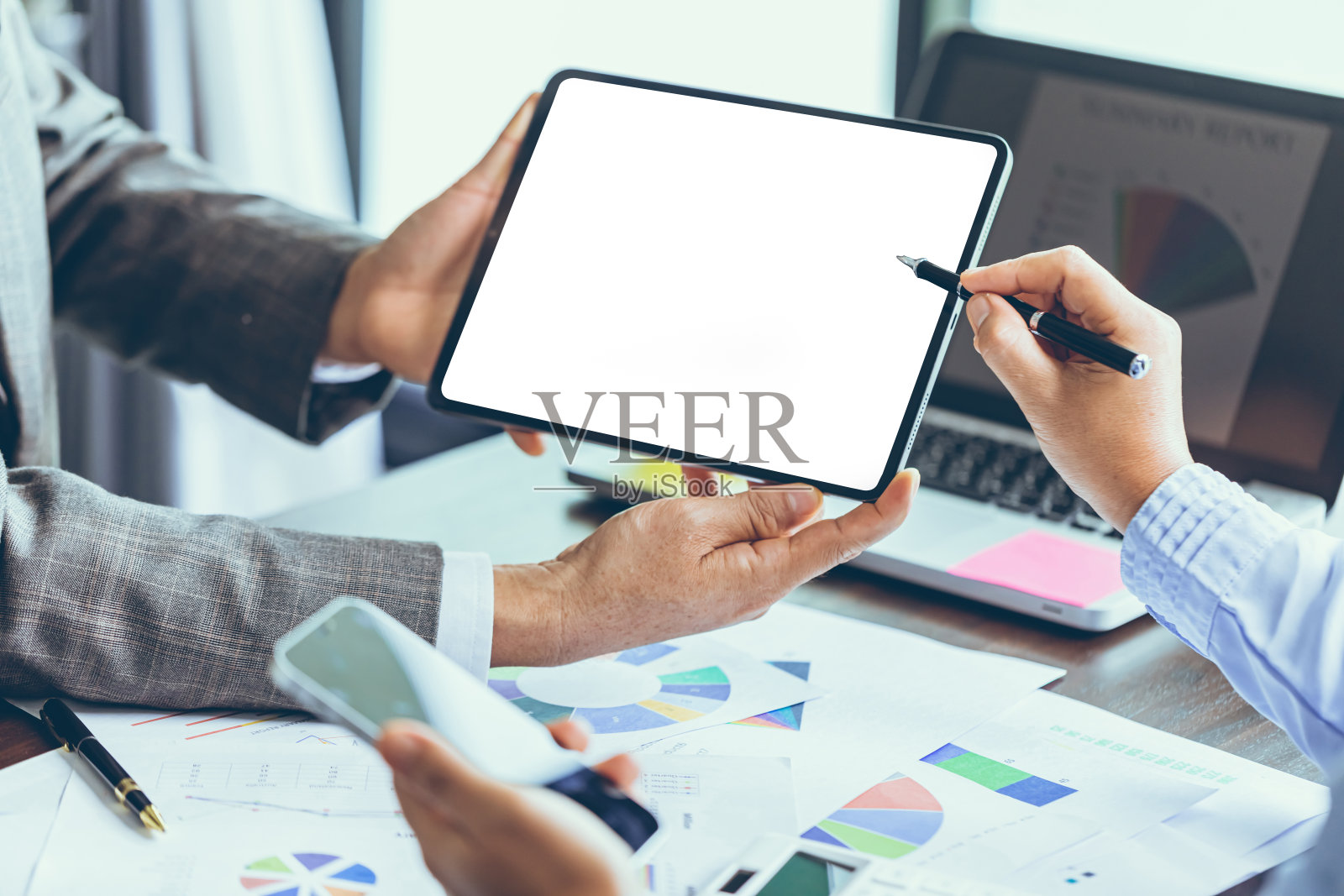 顾问投资咨询公司的营销计划，利用平板电脑和电脑技术进行分析。财务、会计、合同、照片摄影图片