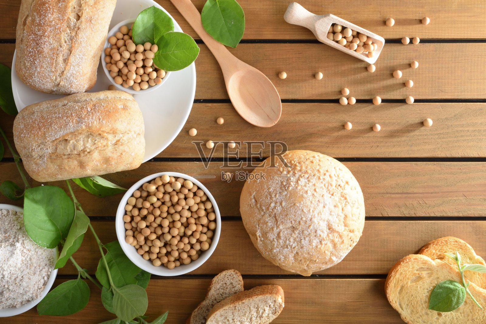 木桌上的碗里装着大豆面包和种子照片摄影图片