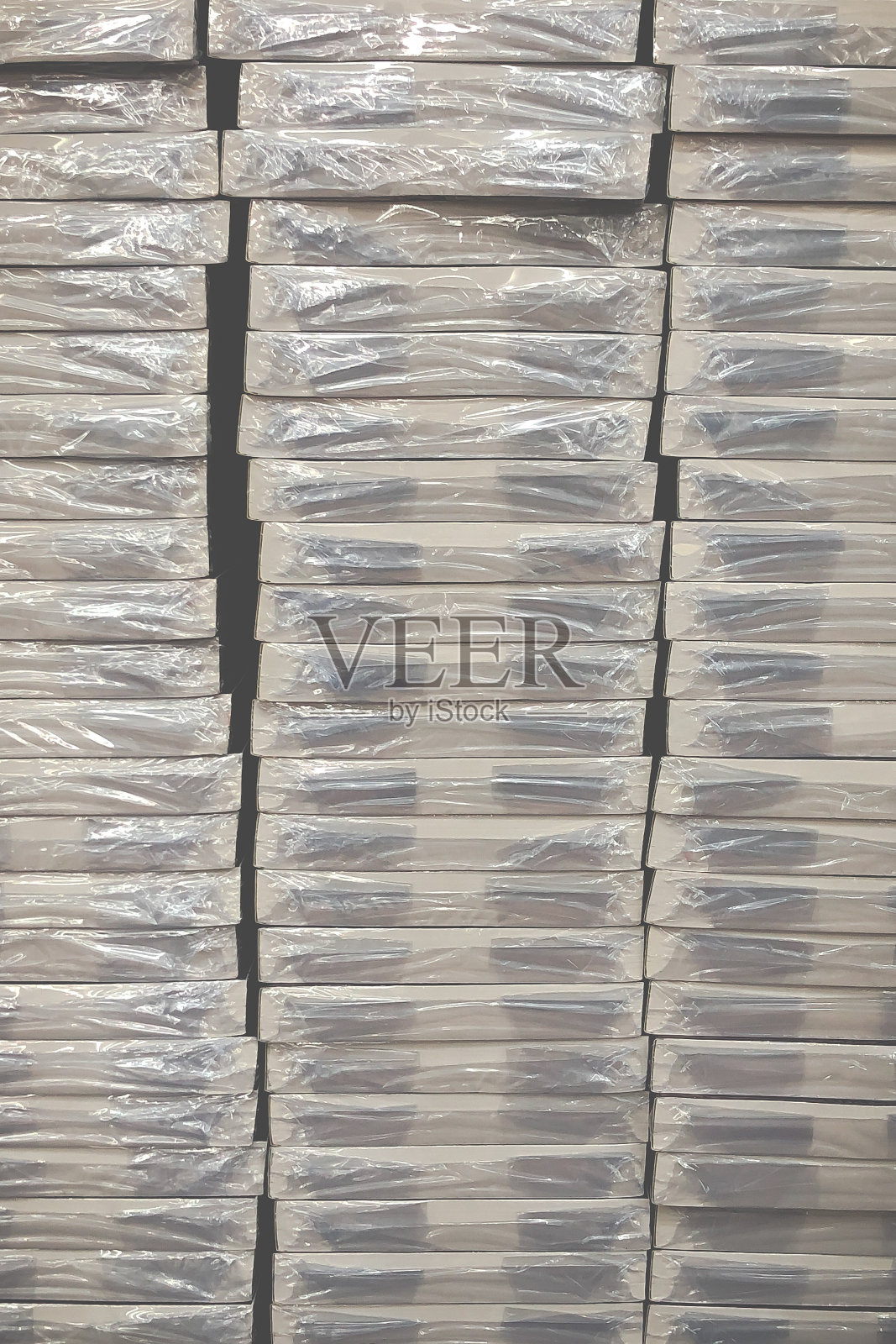 书架上有许多书作为背景。照片摄影图片