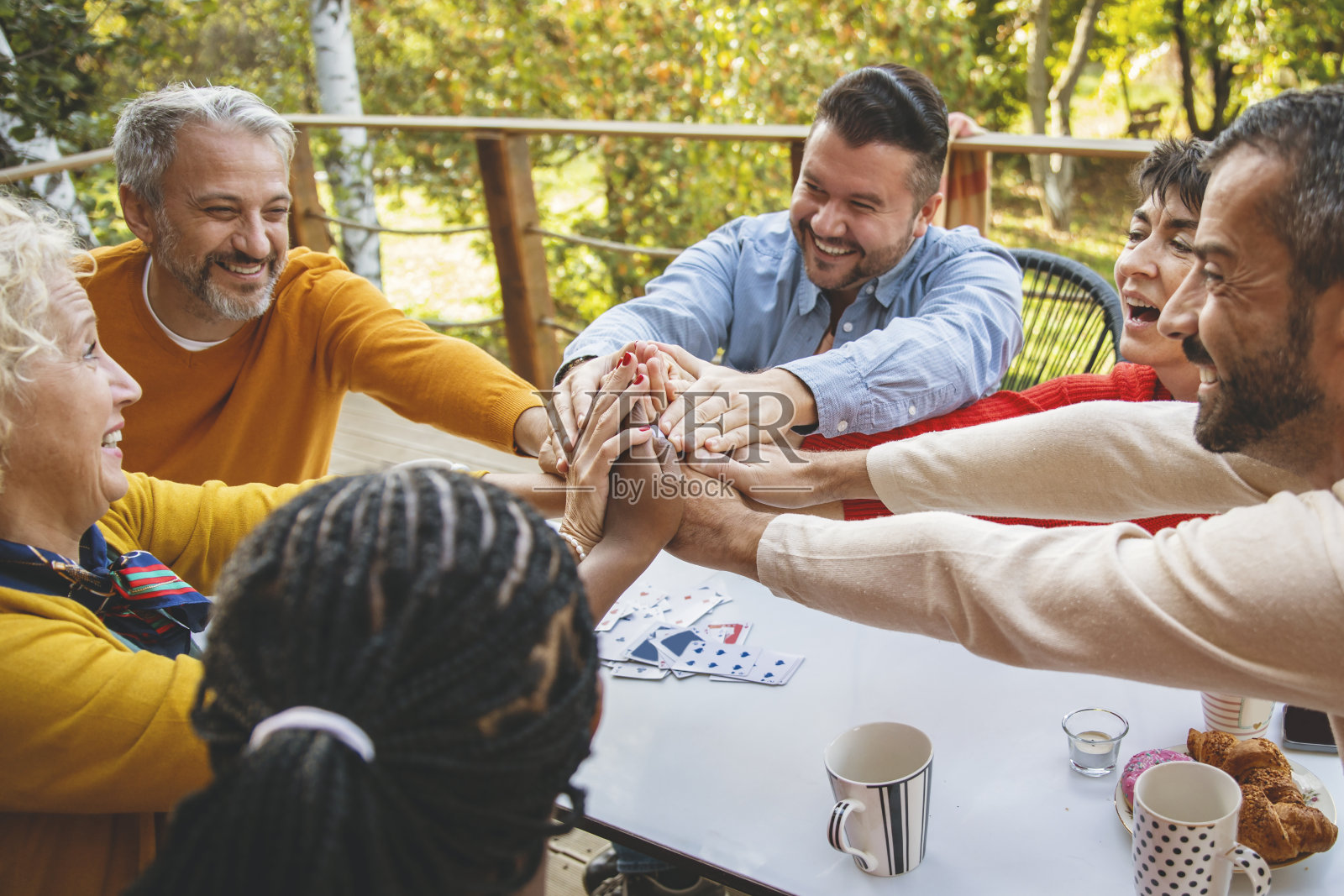 不同的人把手叠在一起祈求好运!照片摄影图片