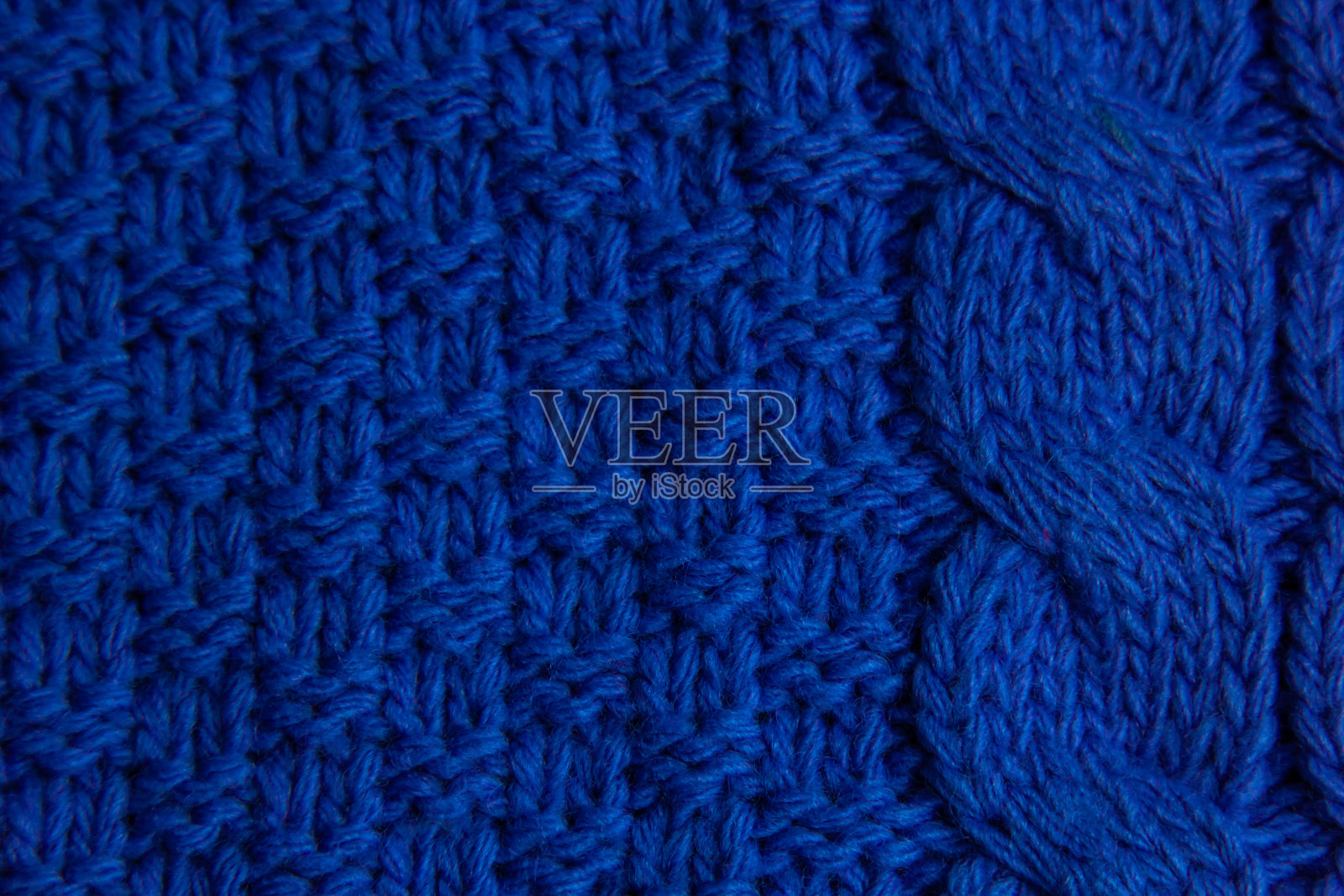 彩色针织毛衣的图案特写。手工美利奴羊毛产品。编织模式。照片摄影图片