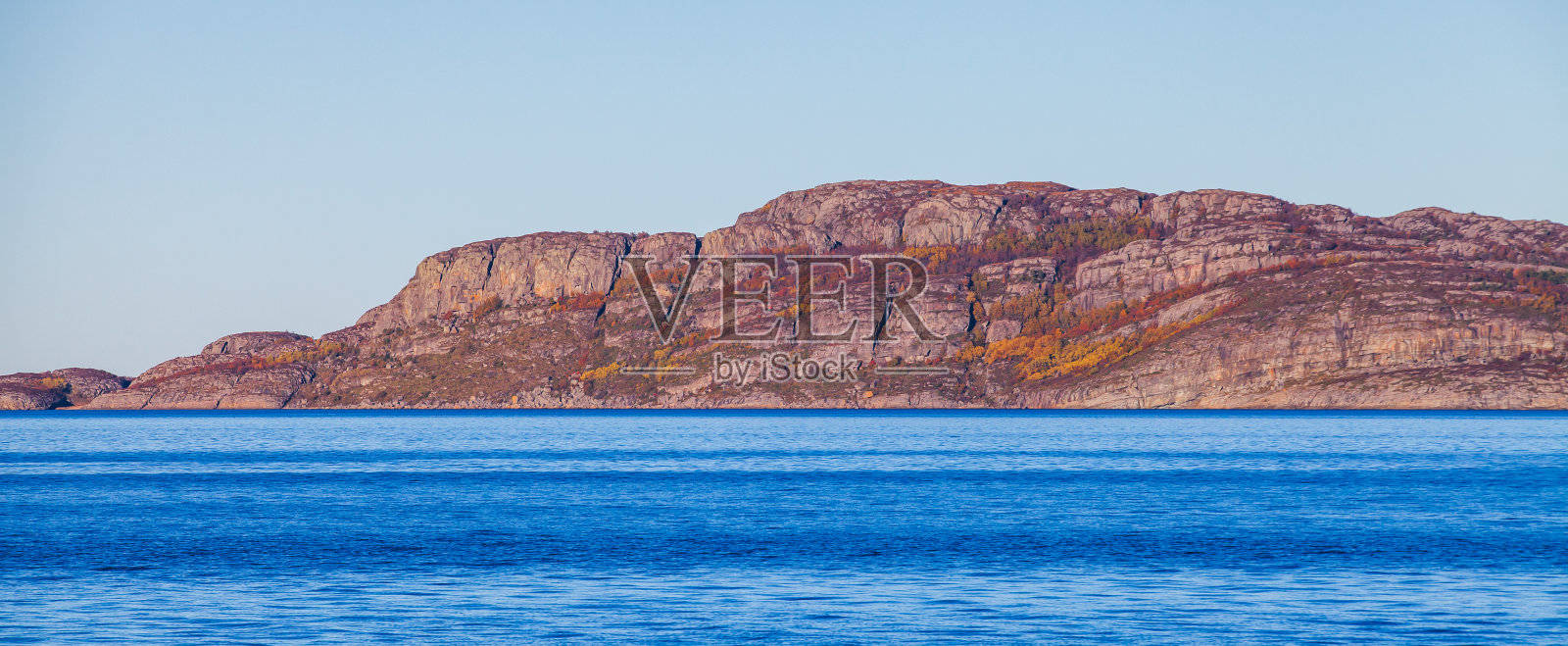 沿海的落基山脉。挪威海岸景观照片摄影图片