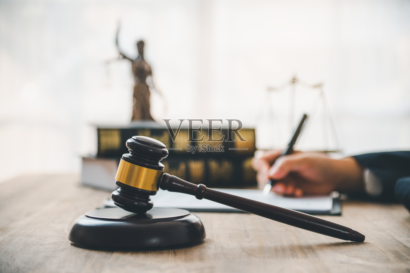 法律主题，法官的木槌、执法人员、基于证据的案件和文件照片摄影图片