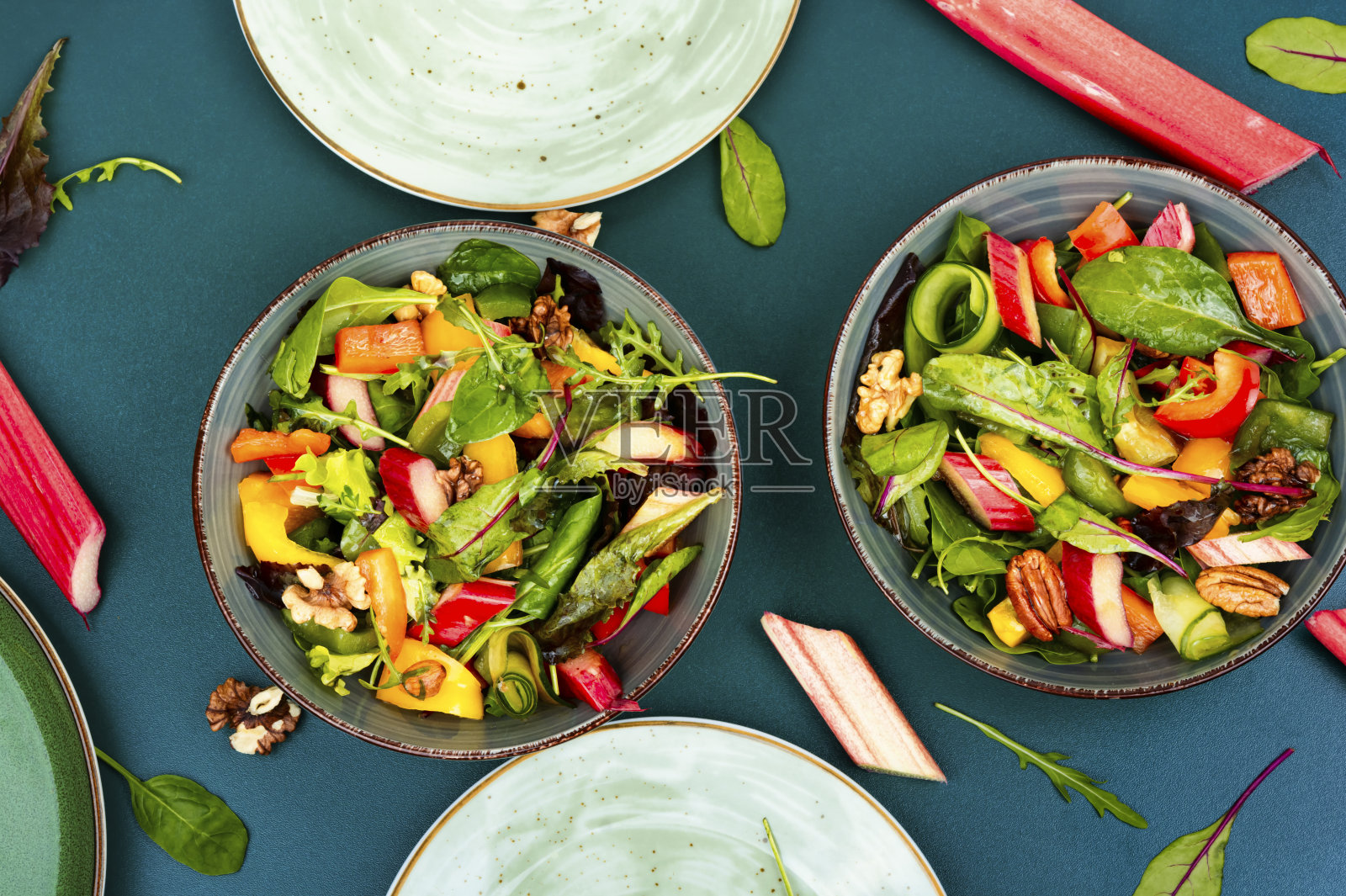 绿色蔬菜沙拉，健康食品。照片摄影图片