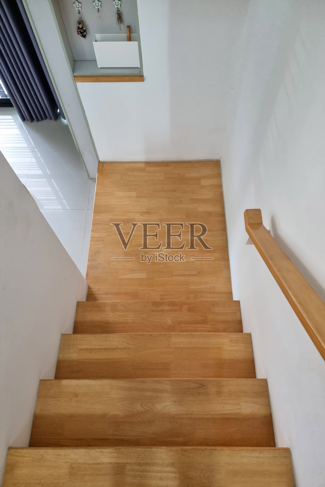 屋内的现代木制楼梯照片摄影图片